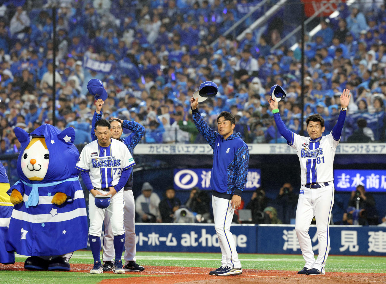 DeNA対巨人　白星で初戦を飾りスタンドに手を上げてあいさつするDeNA三浦監督（右）ら（撮影・浅見桂子）