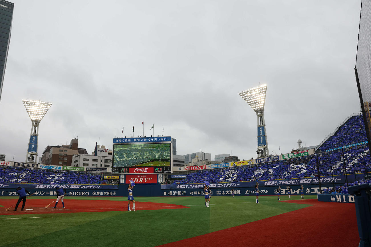 DeNA対巨人　5回裏終了後、横浜スタジアムに浮かび上がるコレオグラフィー（撮影・宮地輝）