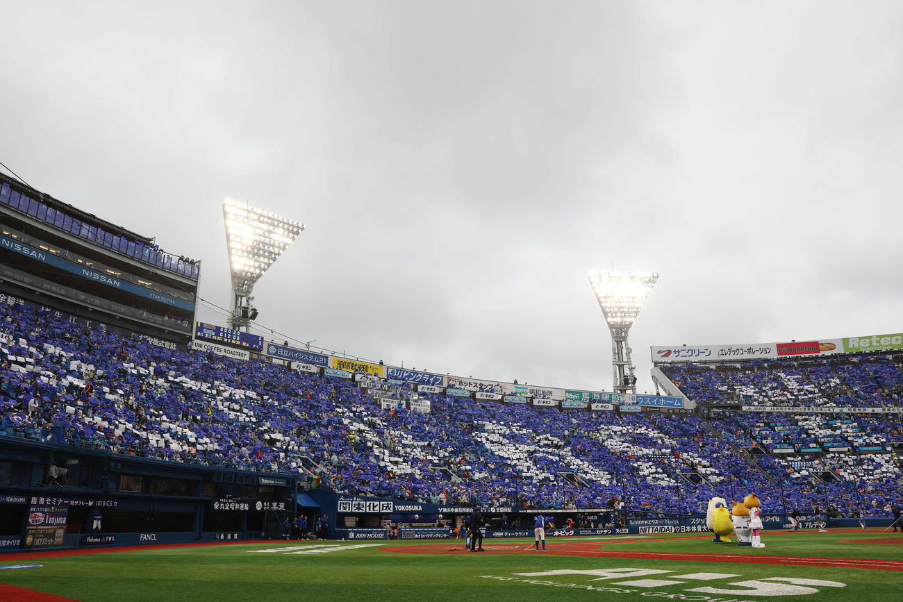 DeNA対巨人　5回裏終了後、横浜スタジアムに浮かび上がるコレオグラフィー（撮影・宮地輝）