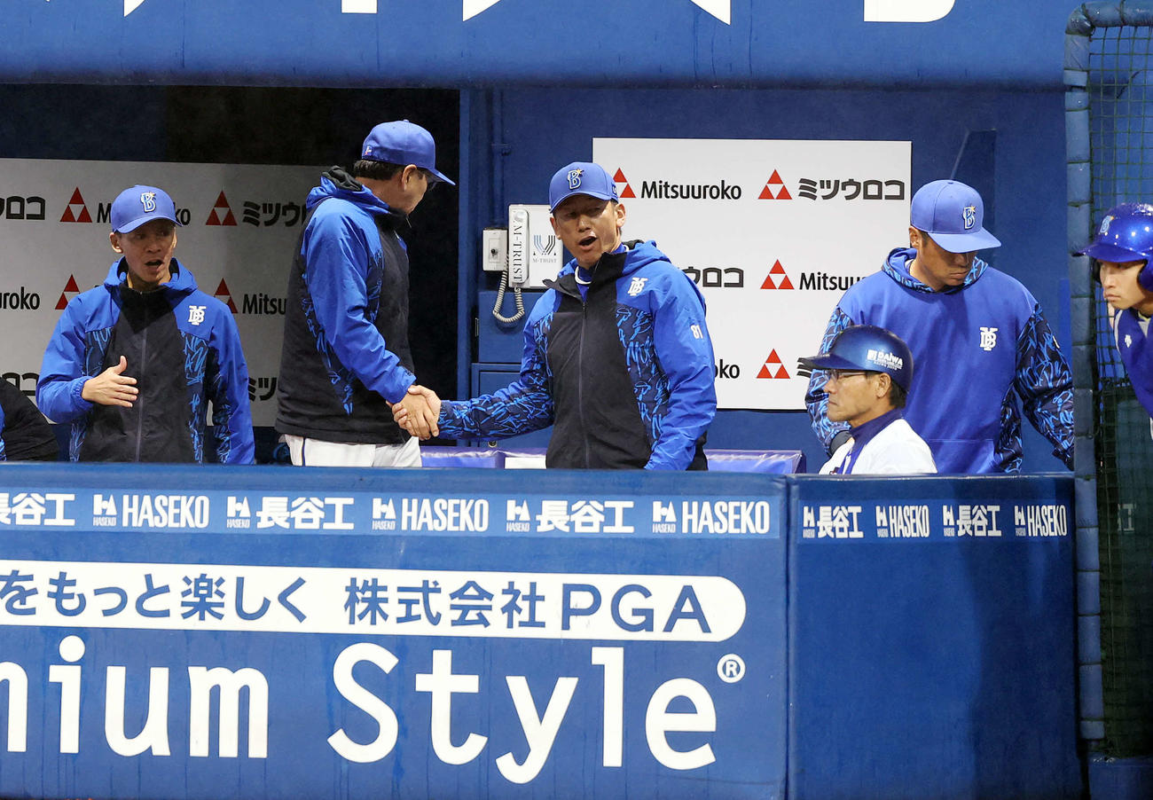 DeNA対巨人　白星で初戦を飾った瞬間、スタッフと握手するDeNA三浦監督（中央）（撮影・浅見桂子）