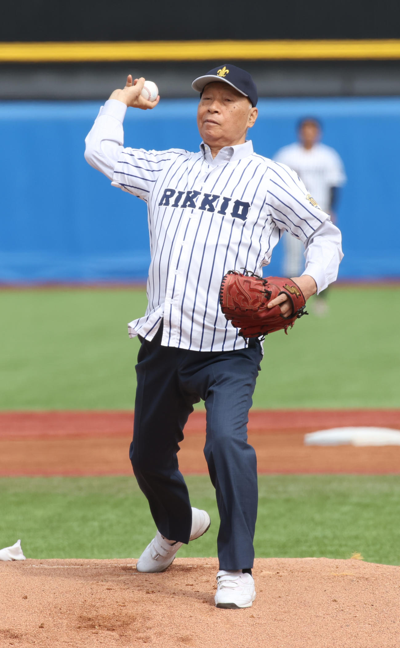 東大対立大　始球式を務めた立大OBの横山忠夫氏（撮影・柴田隆二）