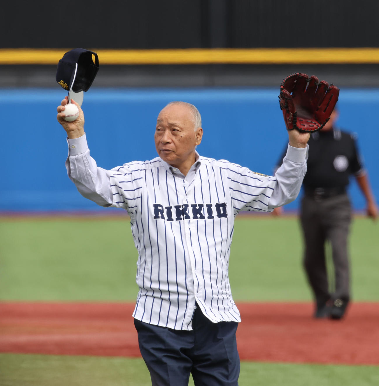 東大対立大　始球式を務めた立大OBの横山忠夫氏（撮影・柴田隆二）