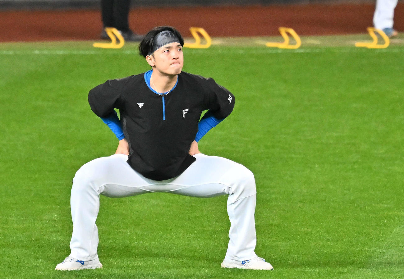 日本ハム対オリックス　試合前練習で体をほぐす日本ハム郡司（撮影・滝沢徹郎）