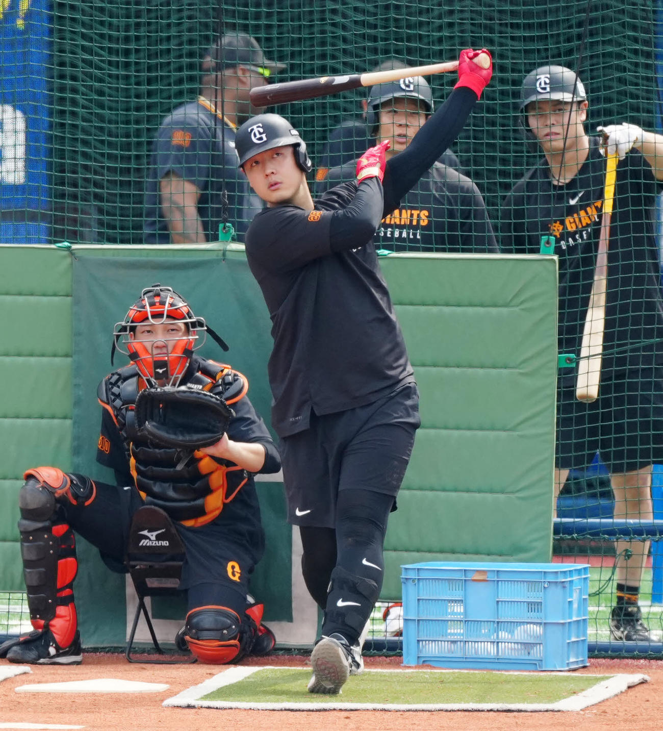 DeNA対巨人　試合前、打撃練習に臨む巨人岡本（撮影・江口和貴）