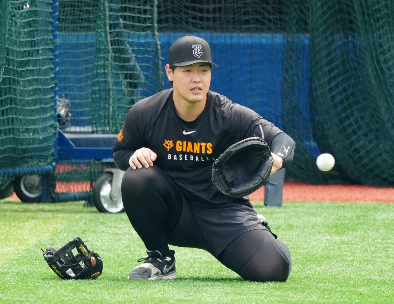 DeNA対巨人　試合前、捕手ミットで捕球する巨人岡本（撮影・江口和貴）
