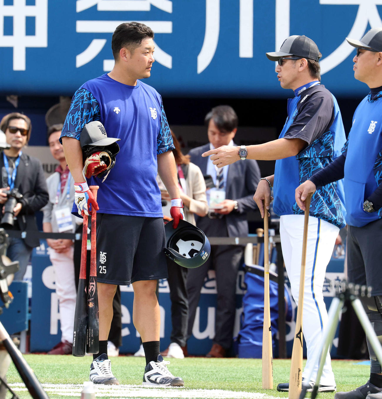 DeNA対巨人　DeNA三浦監督（右）は筒香と話をする（撮影・浅見桂子）