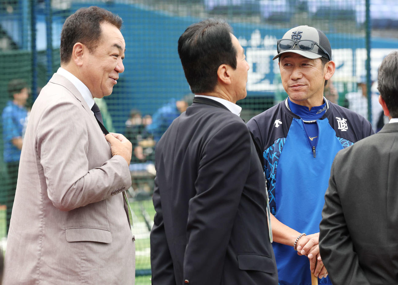 DeNA対巨人　試合前、言葉を交わす槙原氏（左）とDeNA三浦監督（撮影・宮地輝）