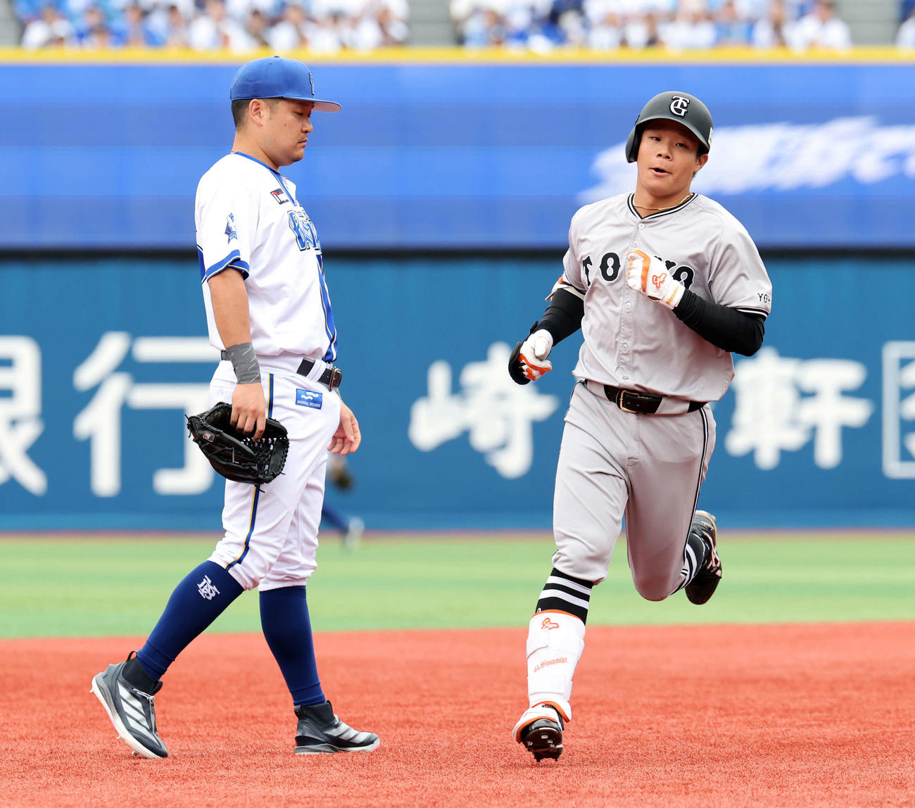 DeNA対巨人　1回表巨人無死、佐々木は先頭打者本塁打を放ち三塁を回る。三塁手筒香（撮影・浅見桂子）
