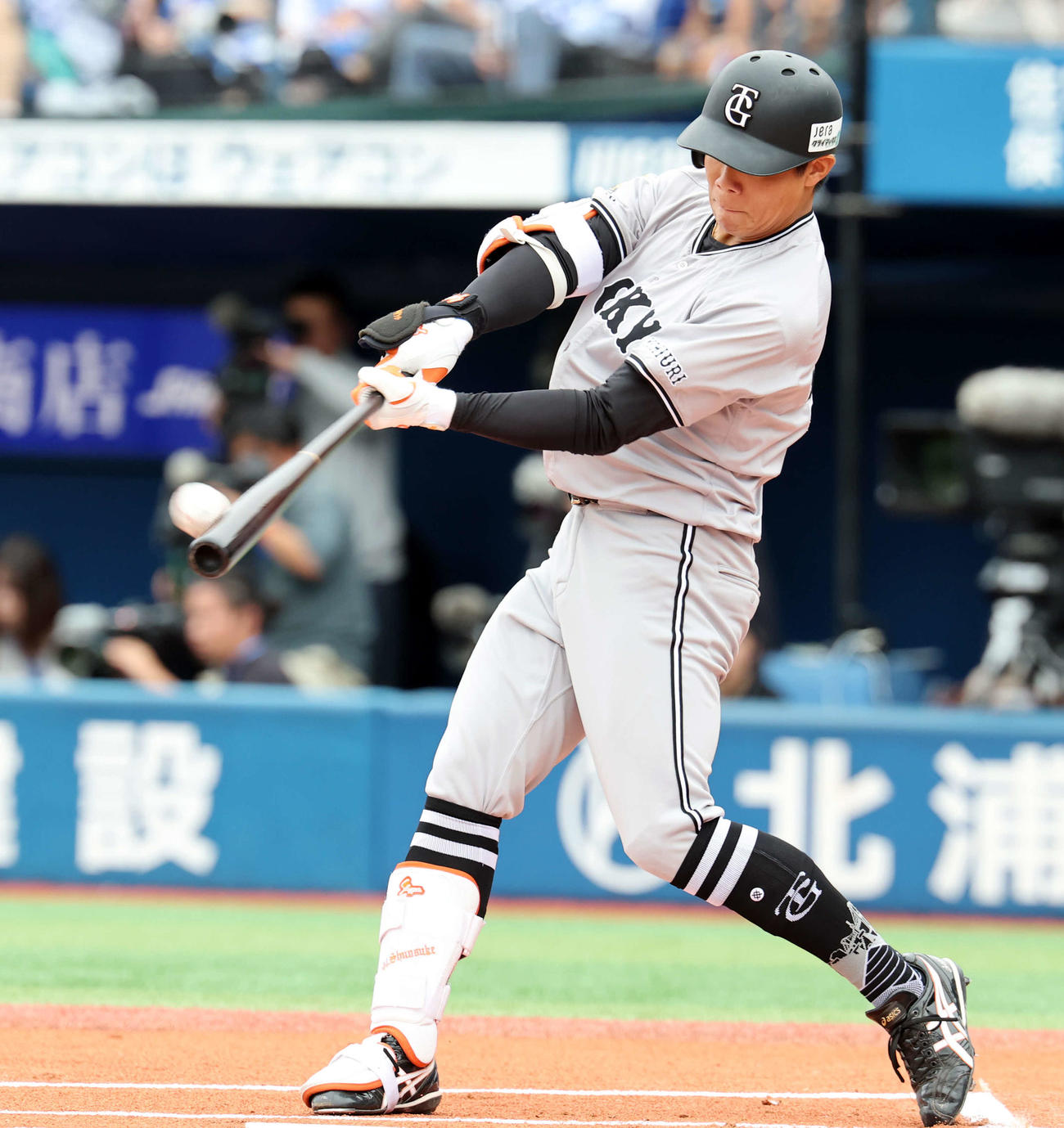 DeNA対巨人　1回表巨人無死、佐々木は先頭打者本塁打を放つ（撮影・浅見桂子）
