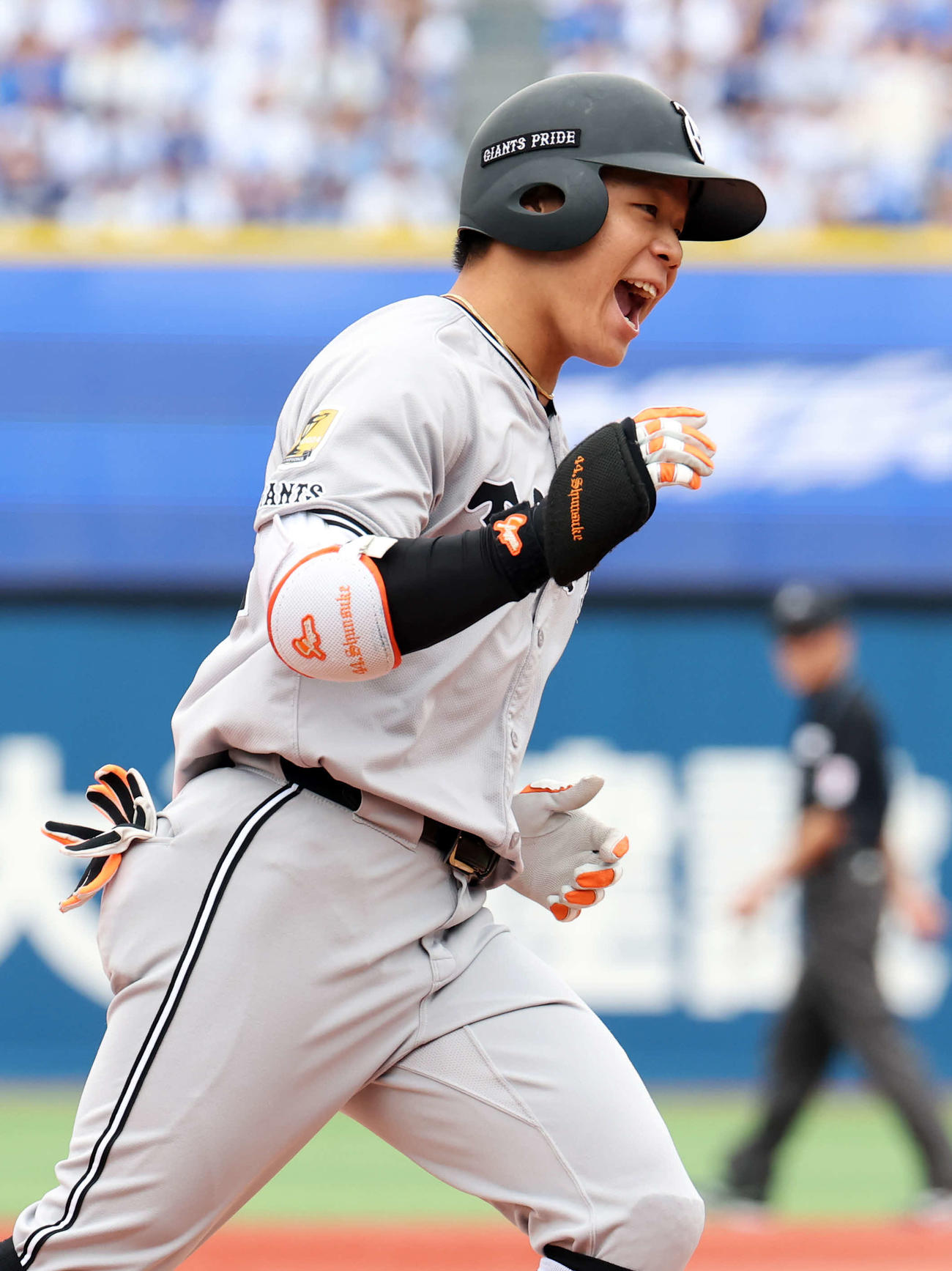 DeNA対巨人　1回表巨人無死、佐々木は先頭打者本塁打を放ち笑顔で三塁を回る（撮影・浅見桂子）