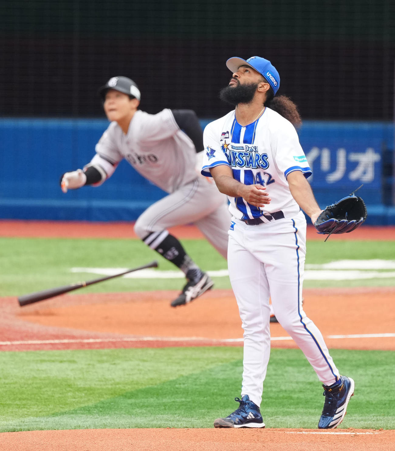 DeNA対巨人　1回表巨人無死、佐々木（後方）に先頭打者本塁打を浴びるジャクソン（撮影・江口和貴）