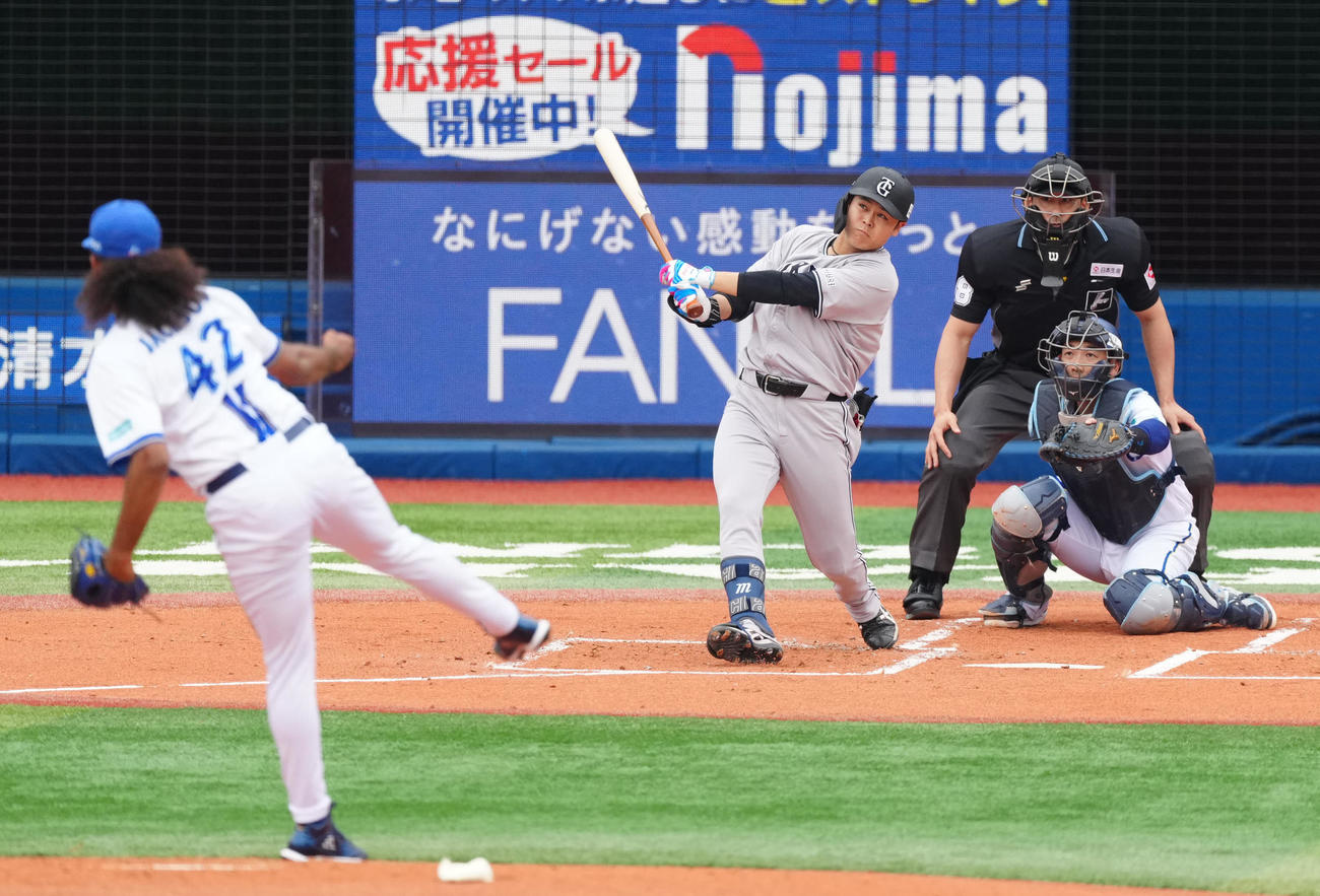 DeNA対巨人　1回表巨人2死一、二塁、3点本塁打を放つ中山。投手ジャクソン（撮影・江口和貴）