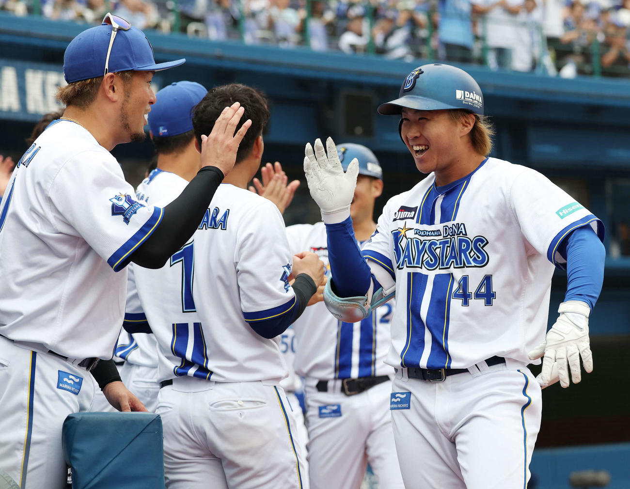 DeNA対巨人　1回裏DeNA2死一、二塁、左越え3点本塁打を放ち戸柱（左）らと笑顔でタッチを交わす石上（撮影・宮地輝）