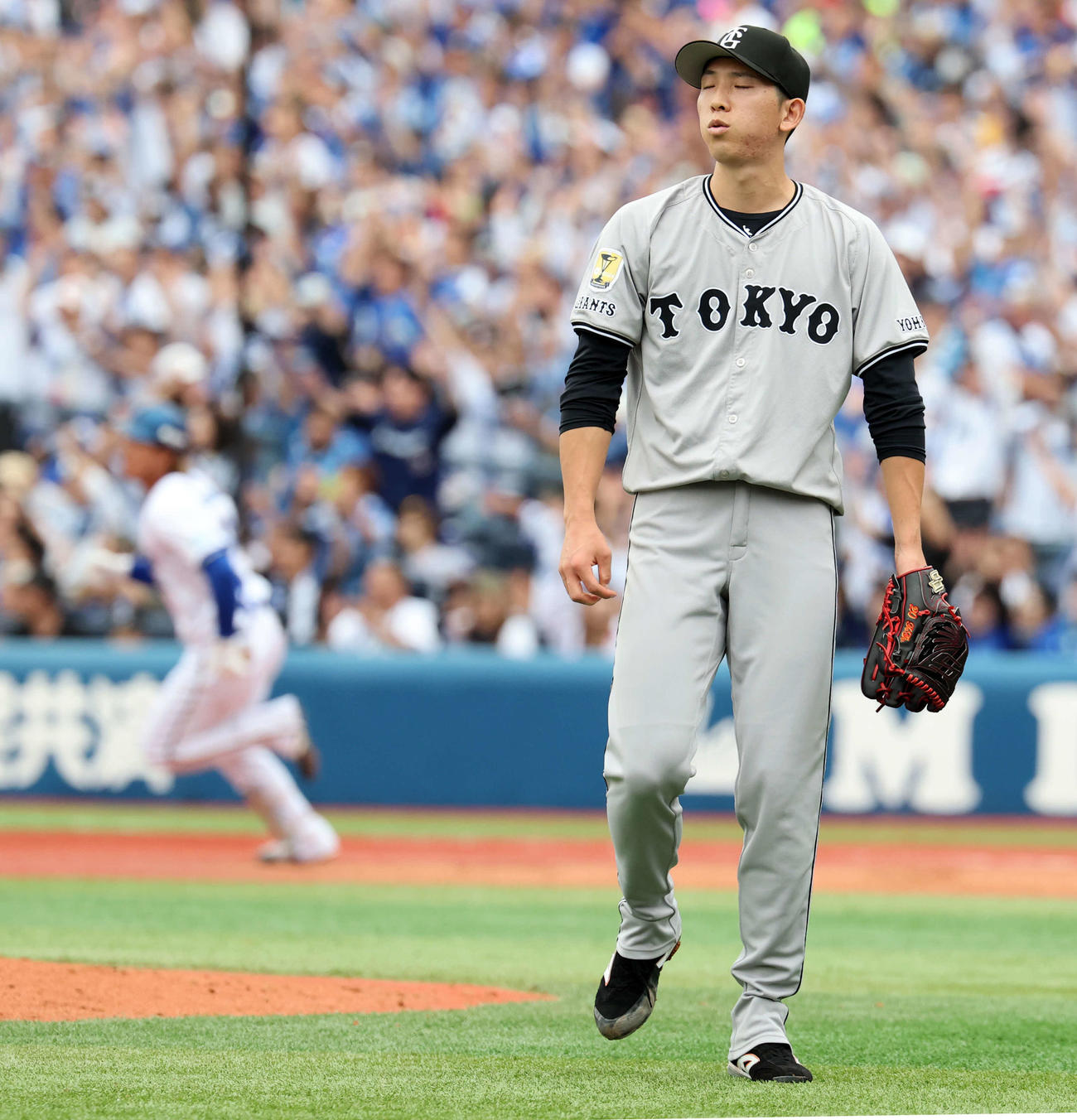 DeNA対巨人　1回裏DeNA2死一、二塁、石上（後方）に同点3点本塁打を許した戸郷（撮影・浅見桂子）