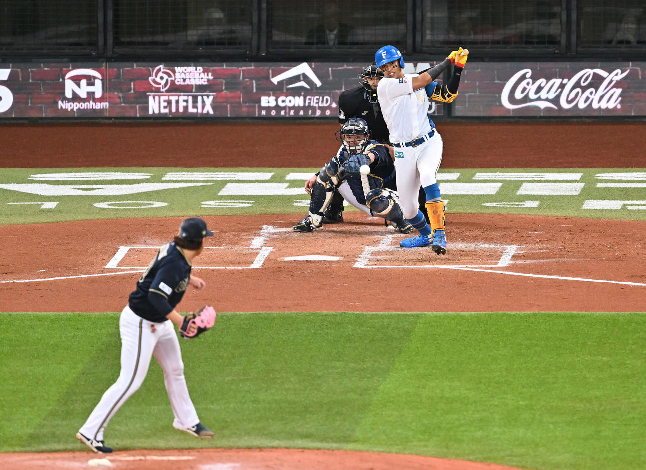 日本ハム対オリックス　2回裏日本ハム1死二塁、水谷は中前適時打を放つ。投手宮城（撮影・滝沢徹郎）