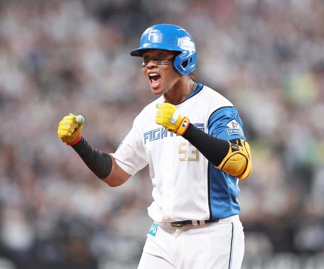 日本ハム対オリックス　2回裏日本ハム1死二塁、中前適時打を放ち叫ぶ水谷（撮影・黒川智章）