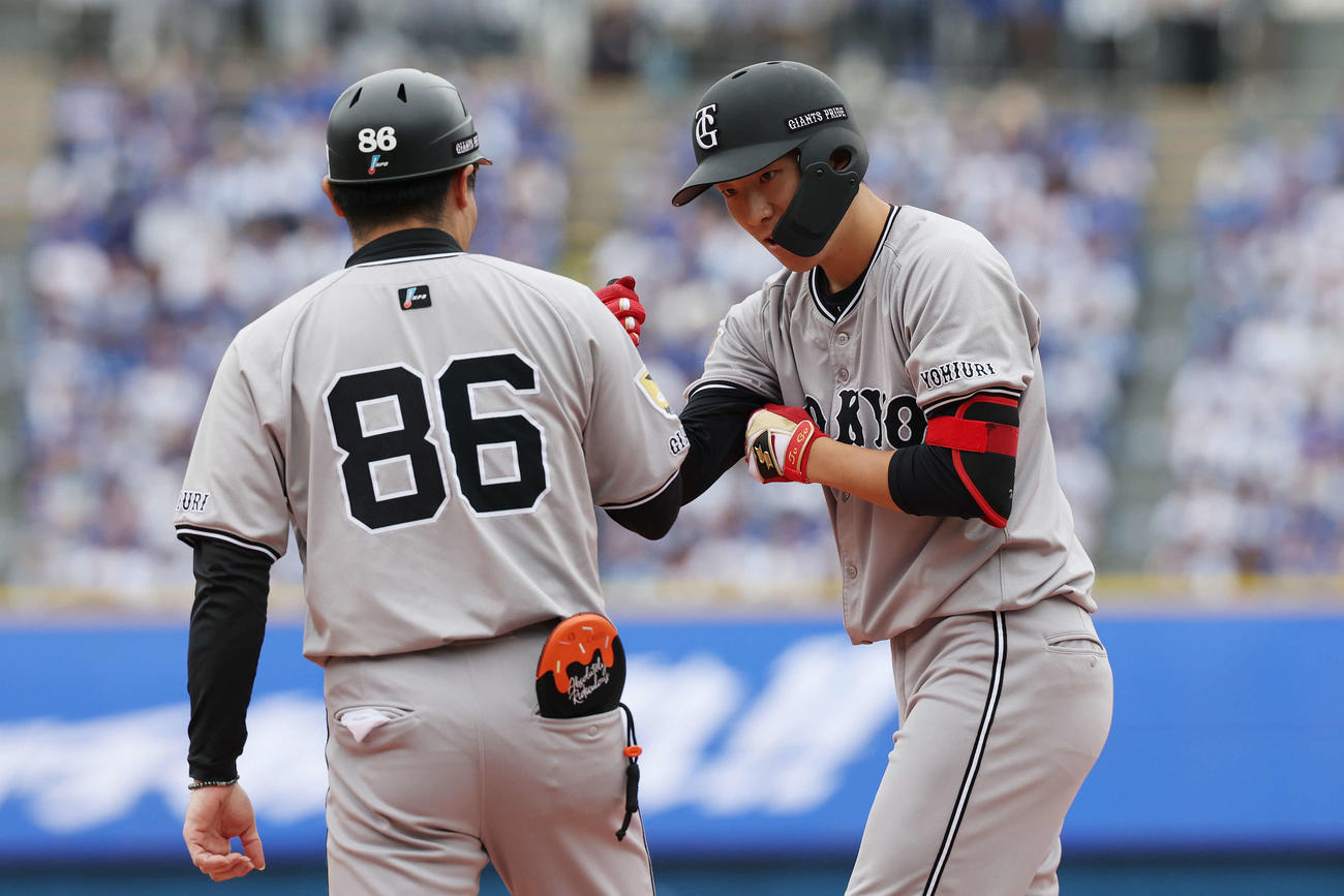 DeNA対巨人　1回表巨人2死一、二塁、中前適時打を放った戸郷（撮影・宮地輝）
