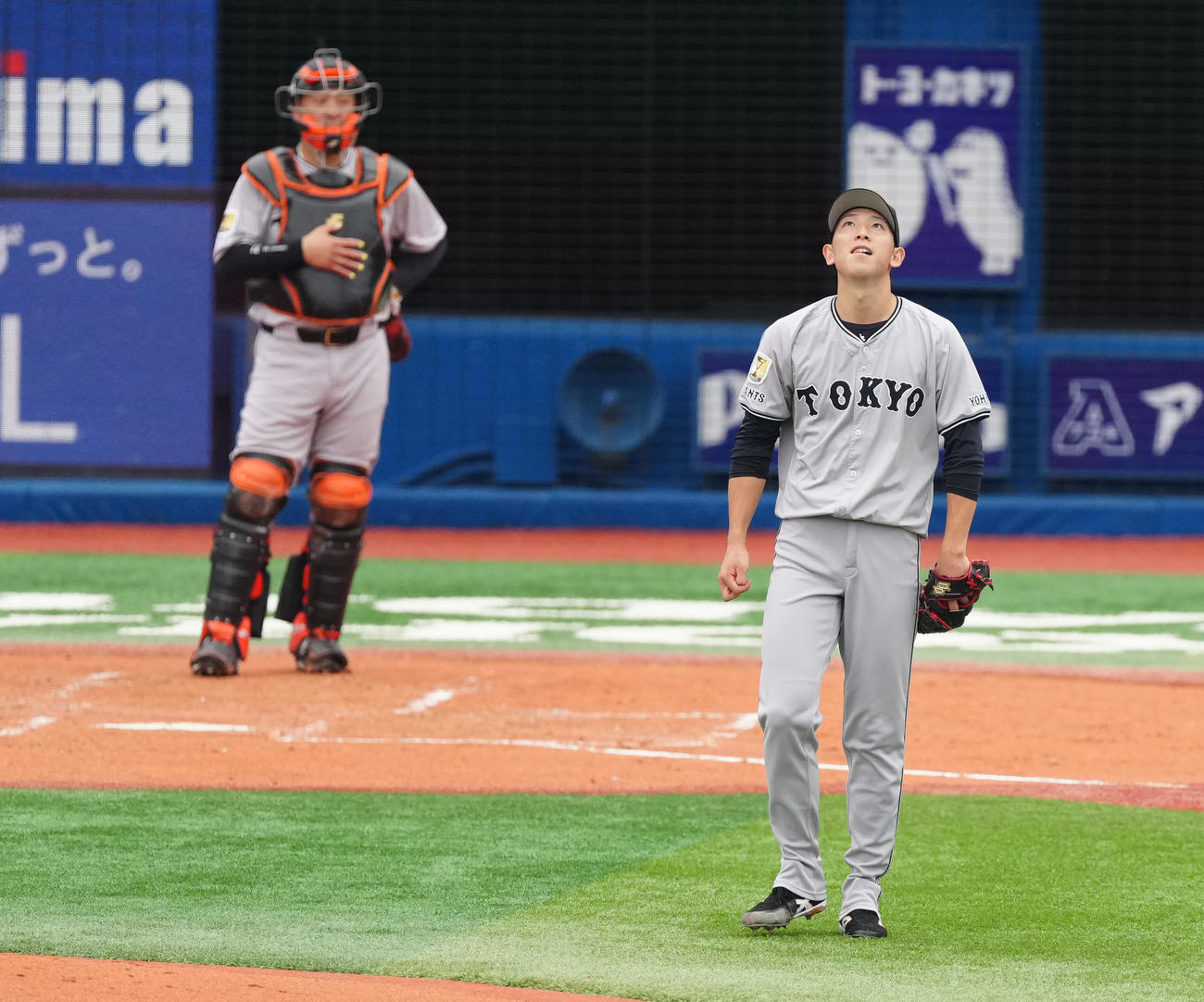 DeNA対巨人　1回裏DeNA2死一、二塁、石上に3点本塁打を浴び、天を仰ぐ戸郷（撮影・江口和貴）