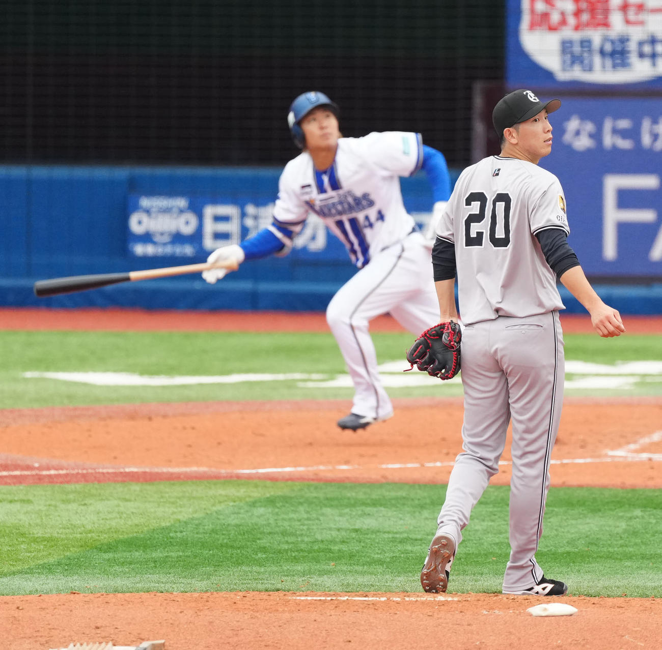 DeNA対巨人　1回裏DeNA2死一、二塁、石上（後方）に3点本塁打を浴びる戸郷（撮影・江口和貴）