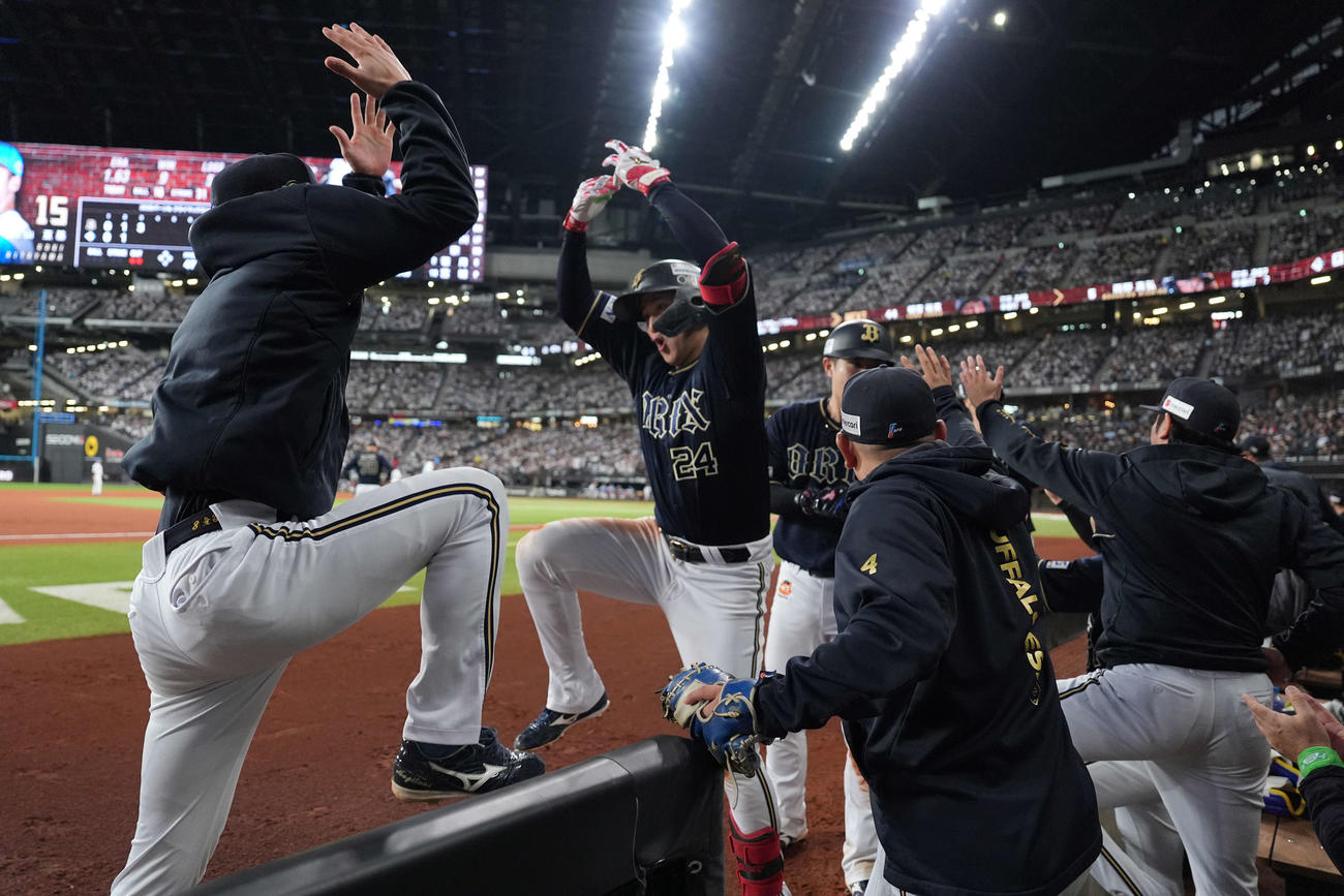 日本ハム対オリックス　3回表オリックス無死一、三塁、3点本塁打を放ちポーズを決める紅林（中央）（撮影・井上学）