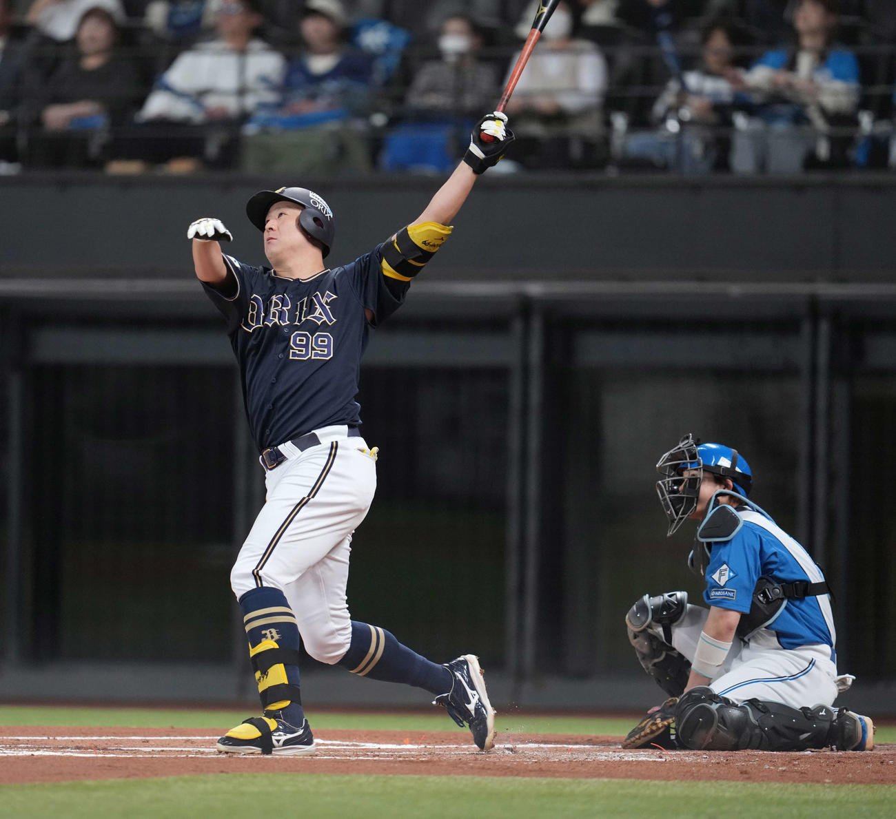 日本ハム対オリックス　2回表オリックス無死、左越え本塁打を放つ杉本（撮影・井上学）