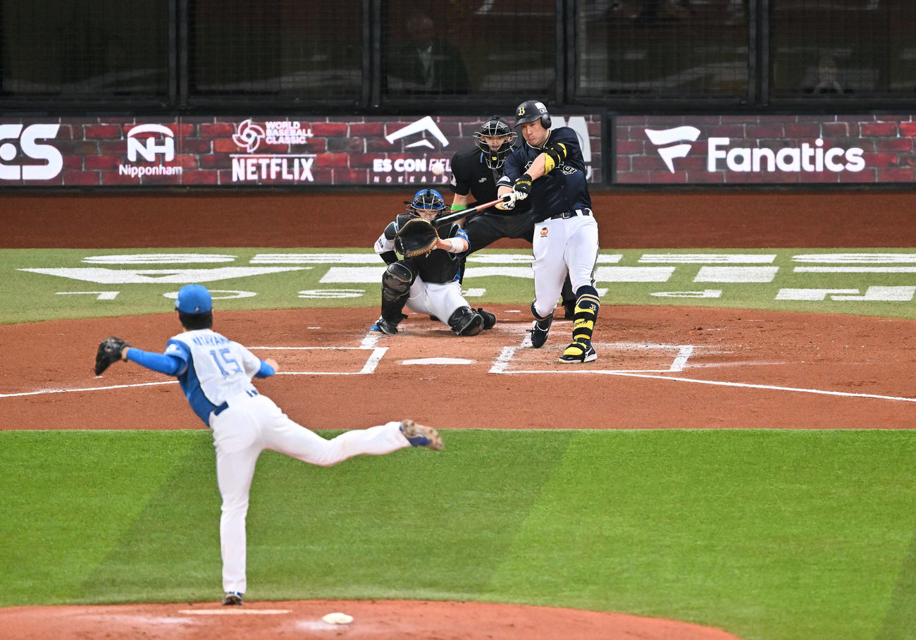 日本ハム対オリックス　2回表オリックス無死、杉本は左中間へ先制ソロ本塁打を放つ。投手北山（撮影・滝沢徹郎）