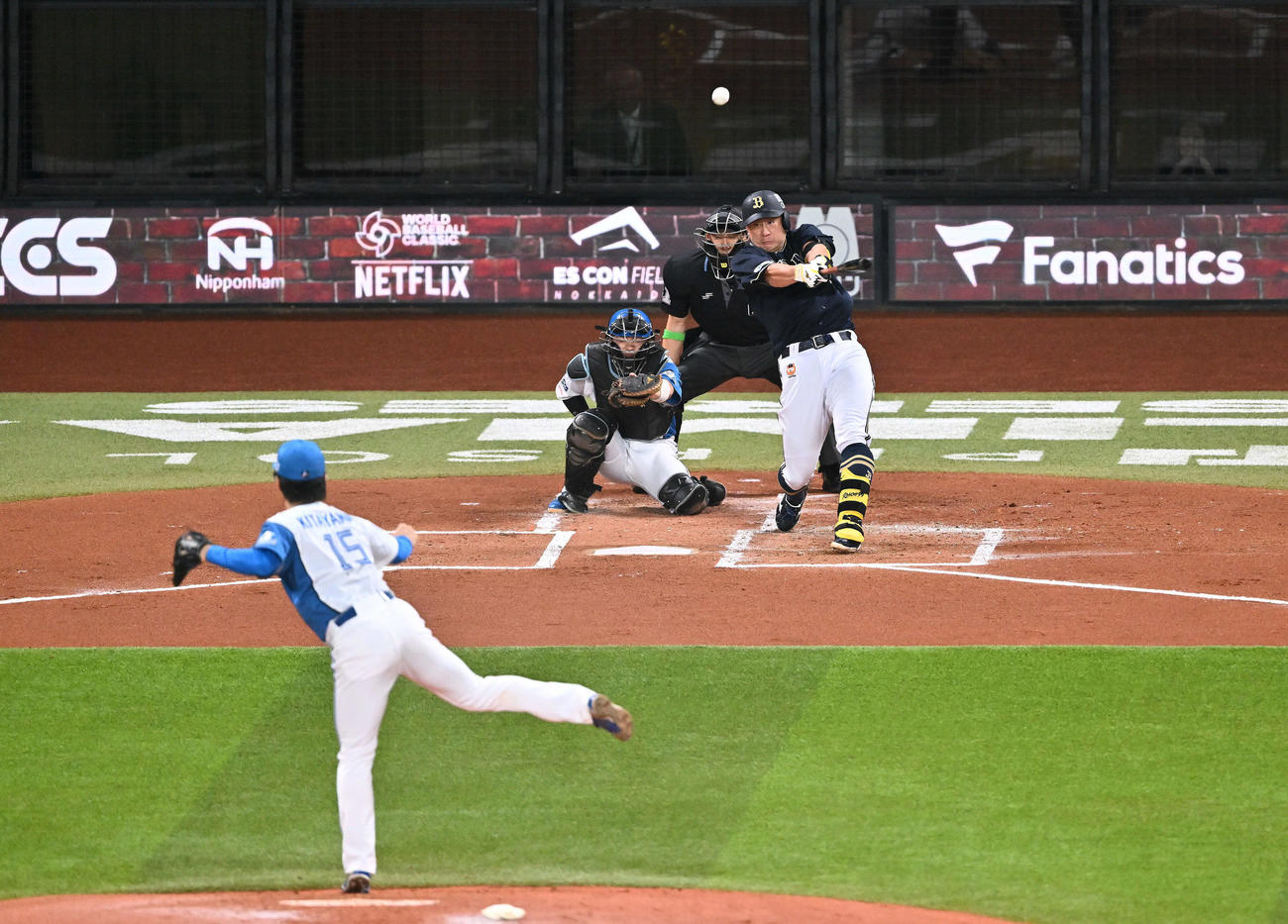 日本ハム対オリックス　2回表オリックス無死、杉本は左中間へ先制ソロ本塁打を放つ。投手北山（撮影・滝沢徹郎）
