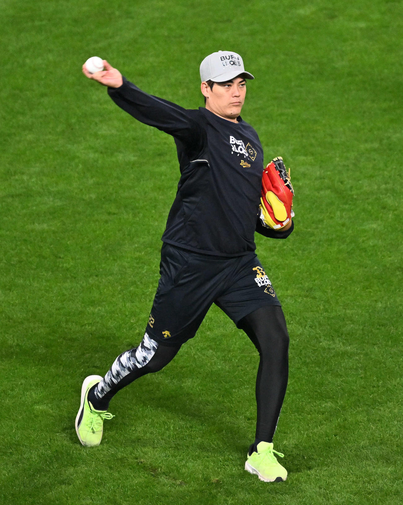 日本ハム対オリックス　試合前練習で調整するオリックス九里（撮影・滝沢徹郎）