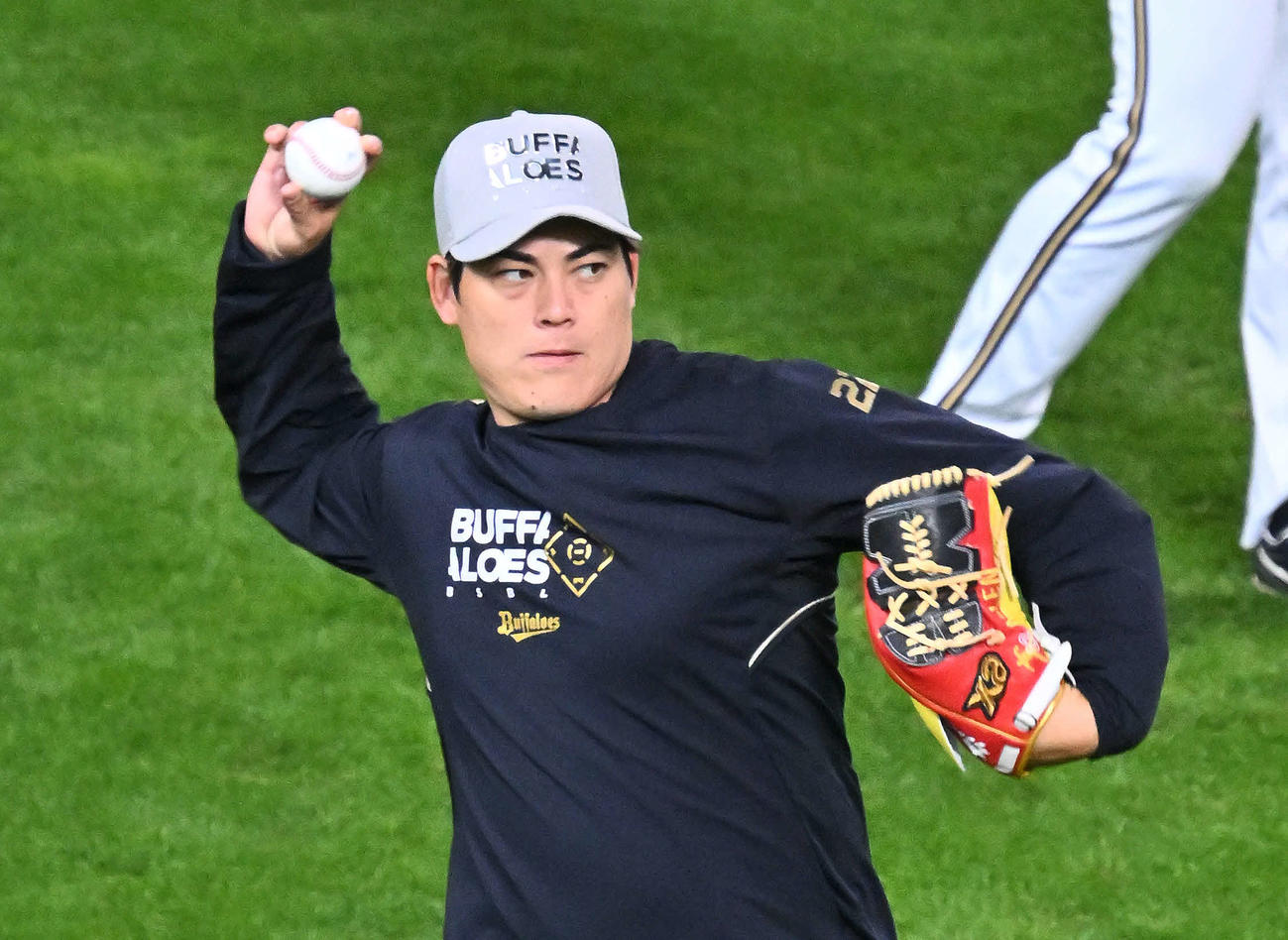 日本ハム対オリックス　試合前練習で調整するオリックス九里（撮影・滝沢徹郎）
