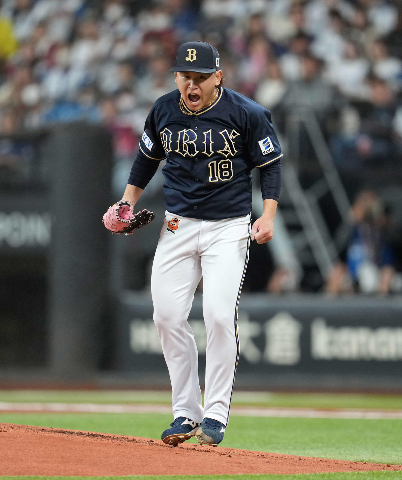 日本ハム対オリックス　1回裏日本ハム2死一、二塁、清宮幸を三振に打ち取り雄たけびを上げる宮城（撮影・井上学）