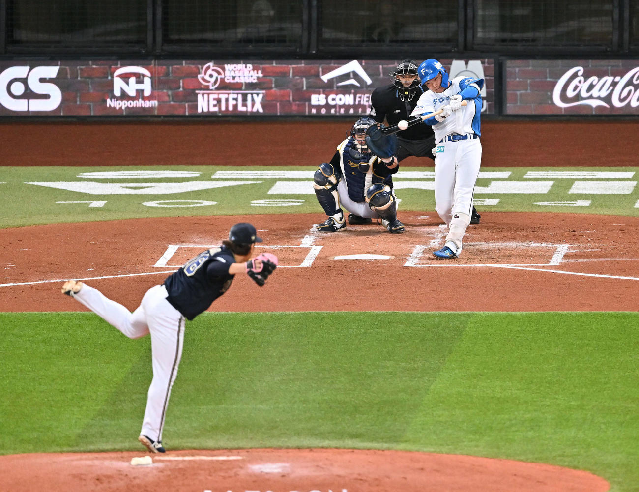日本ハム対オリックス　2回裏日本ハム無死、山県は左前打を放つ。投手宮城（撮影・滝沢徹郎）