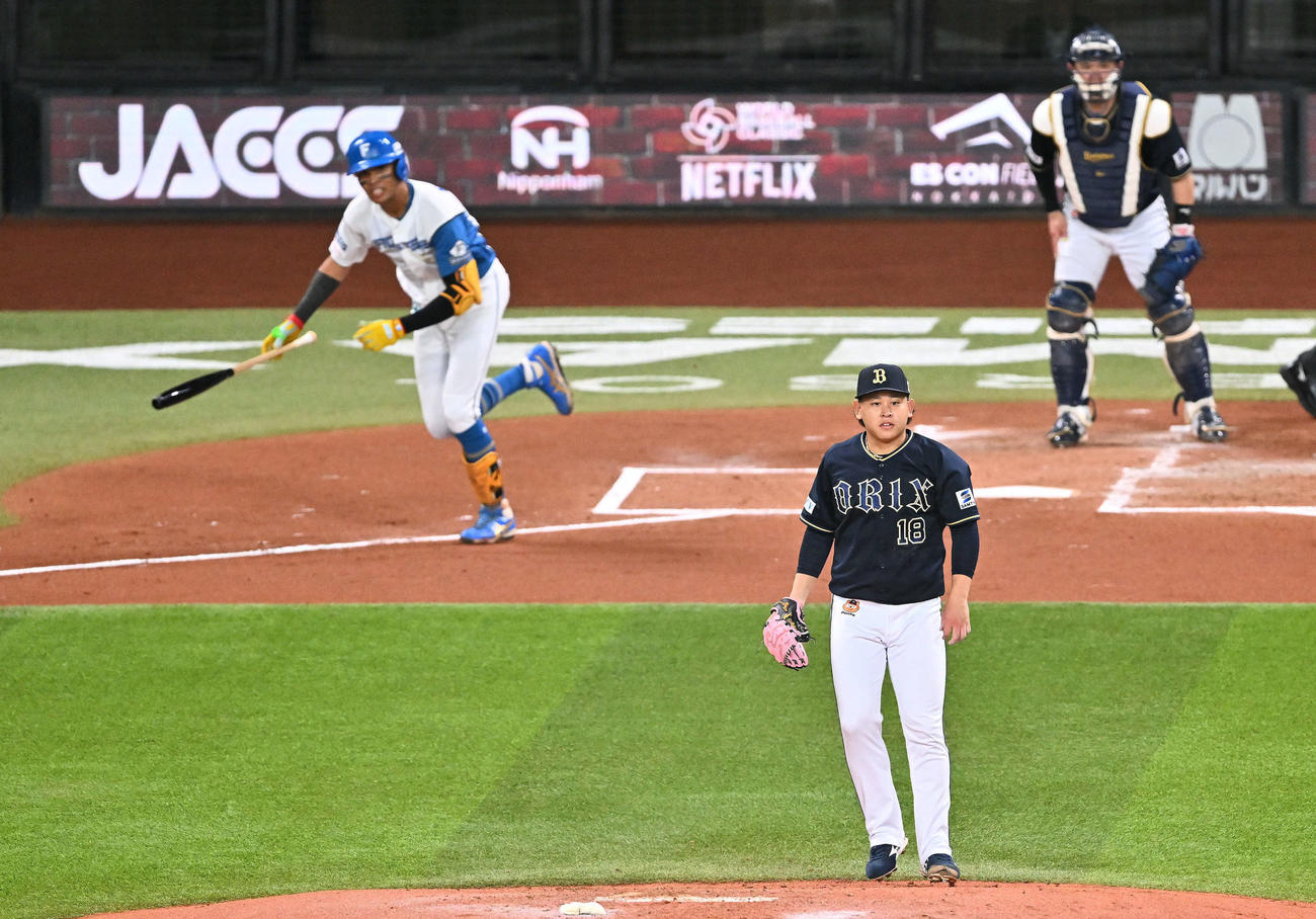 日本ハム対オリックス　2回裏日本ハム1死二塁、水谷に中前適時打を許す宮城（撮影・滝沢徹郎）