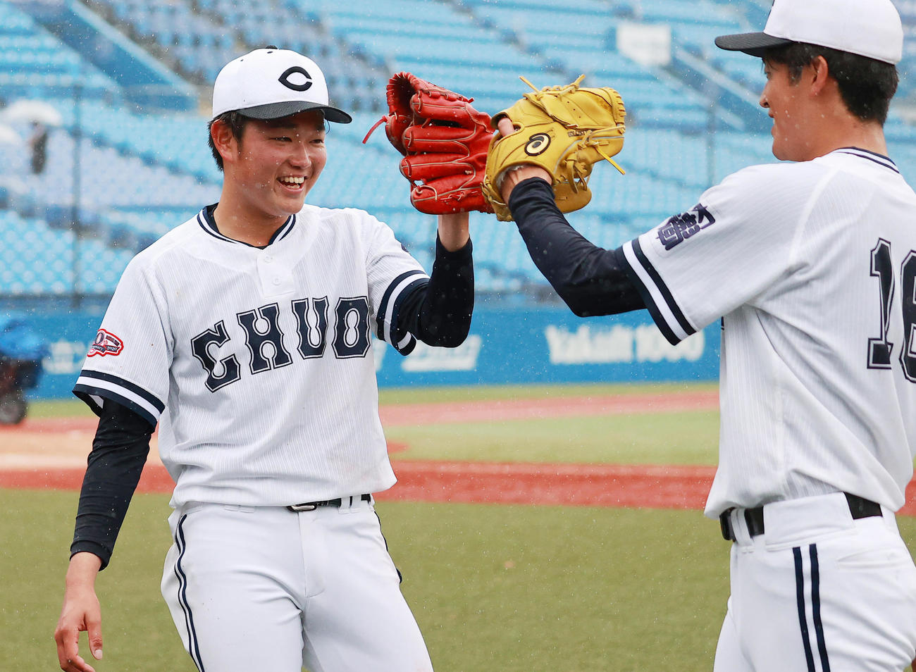 中大時代の石田（左）と西舘が笑顔でハイタッチ（2021年4月5日撮影）