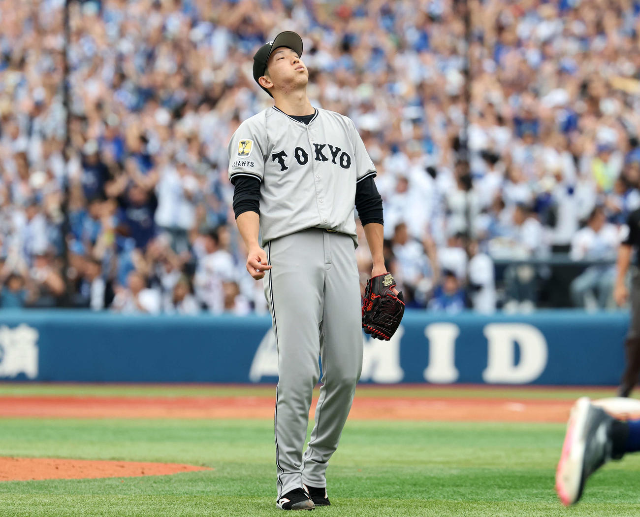 DeNA対巨人　1回裏DeNA2死一、二塁、石上に同点3点本塁打を許し天を仰ぐ戸郷（撮影・浅見桂子）