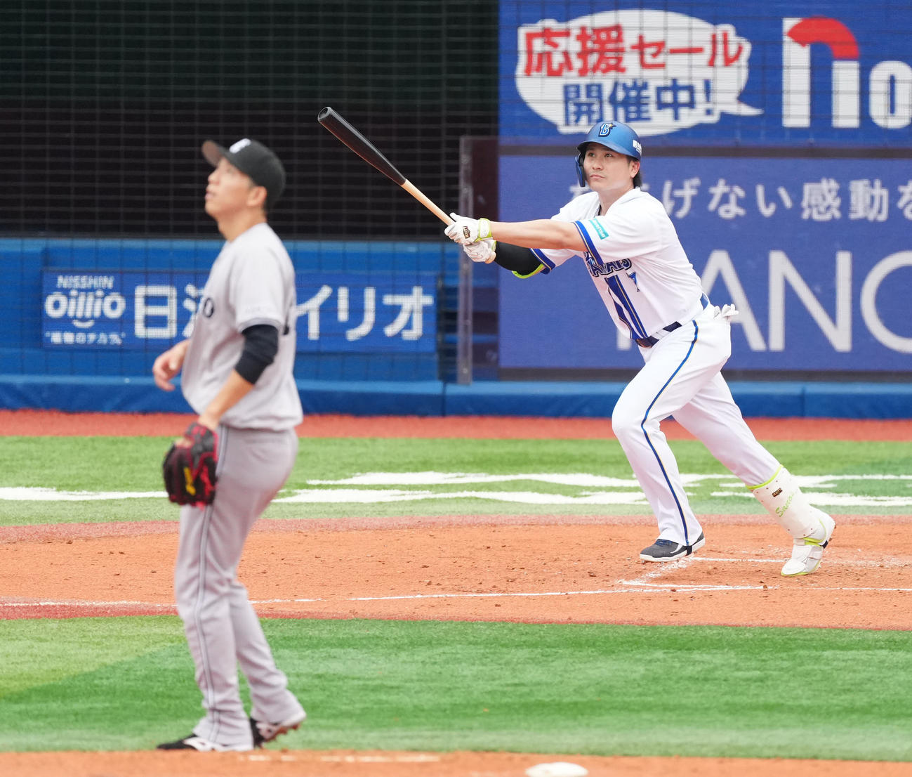 DeNA対巨人　1回裏DeNA1死二塁、2点本塁打を放つ佐野。投手戸郷（撮影・江口和貴）