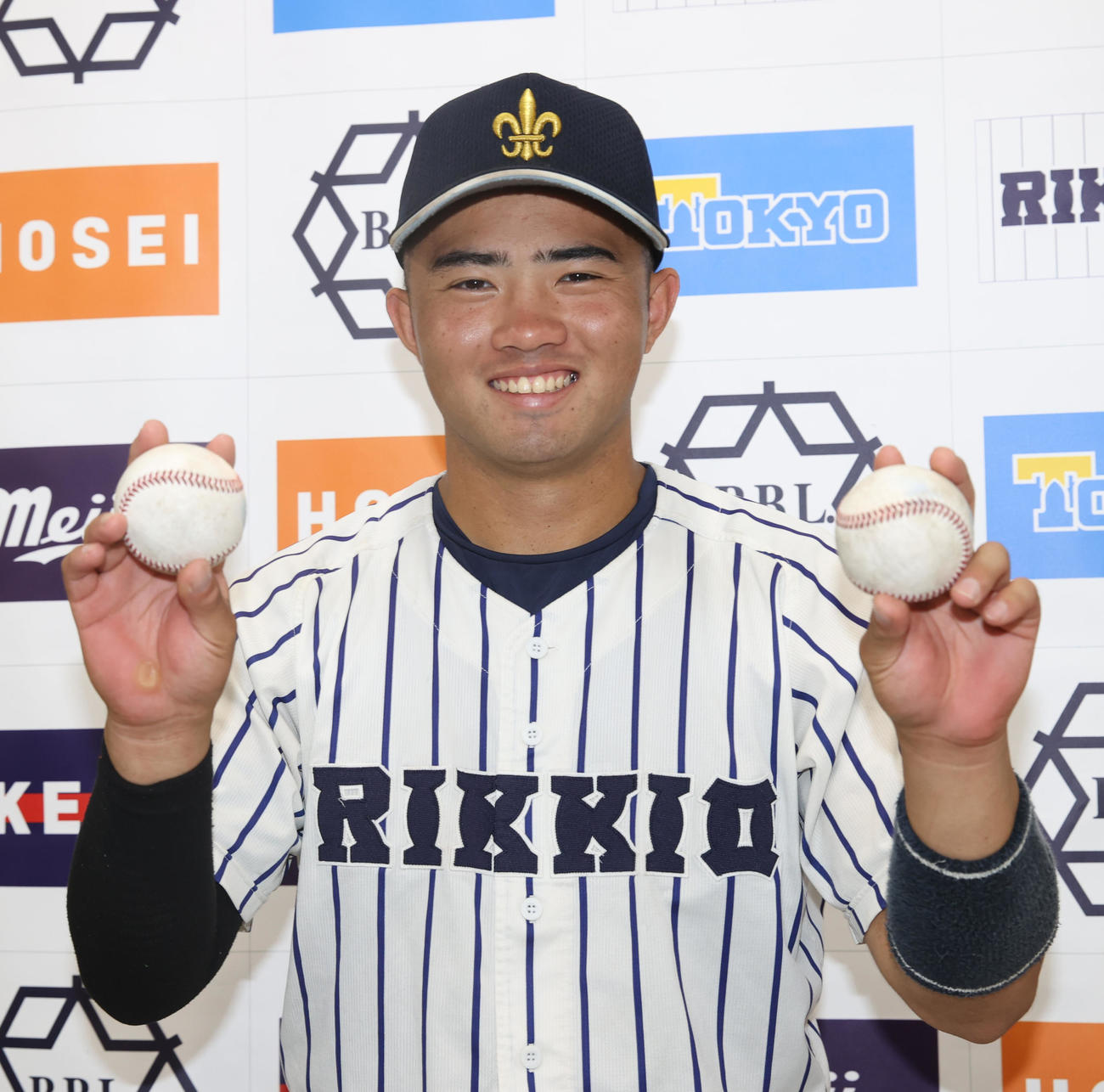 東大対立大　本塁打のボールを持ち笑顔を見せる立大・山形（撮影・柴田隆二）