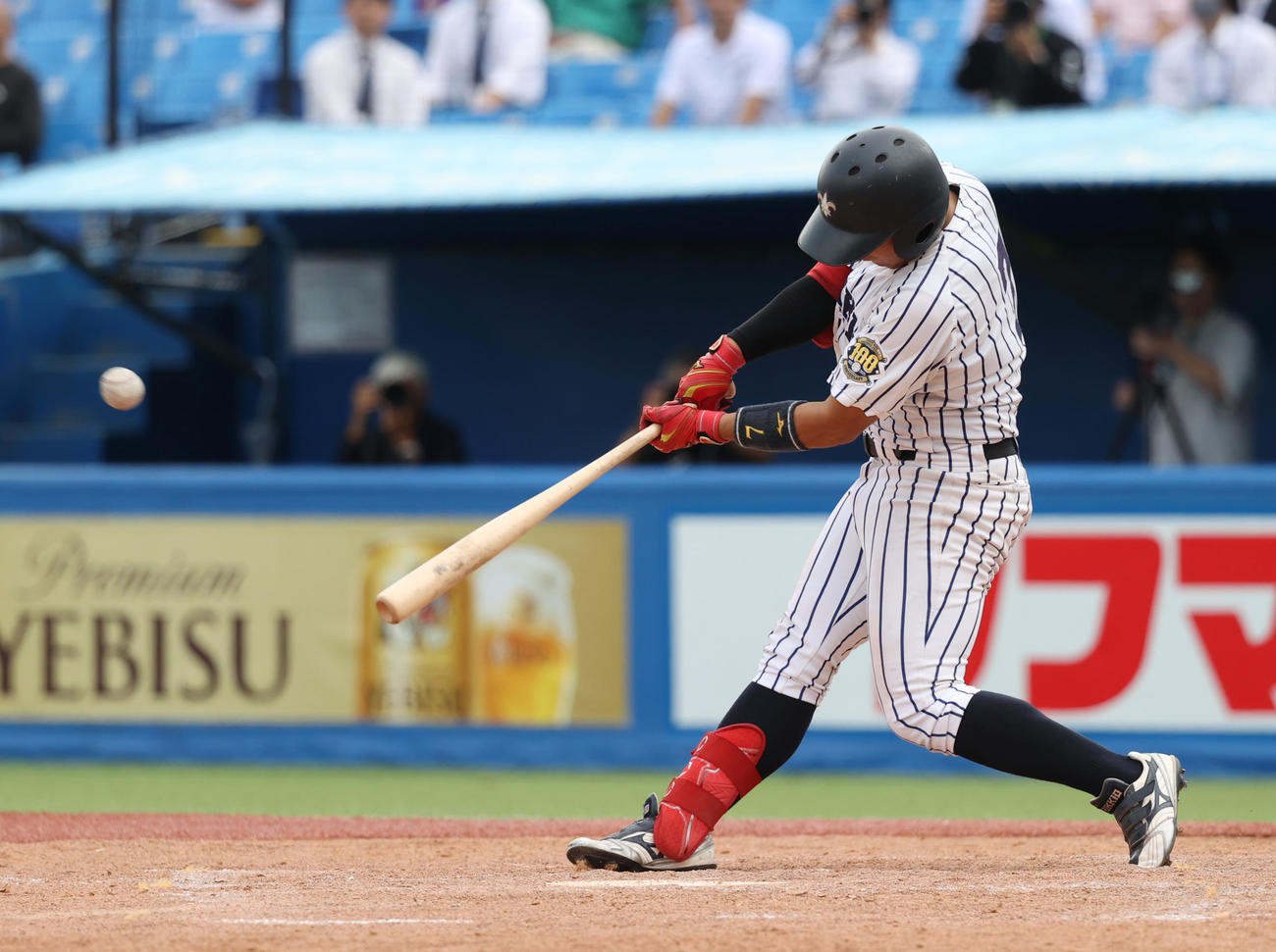 東大対立大　5回裏立大1死一塁、山形は右越えに本塁打を放つ（撮影・柴田隆二）
