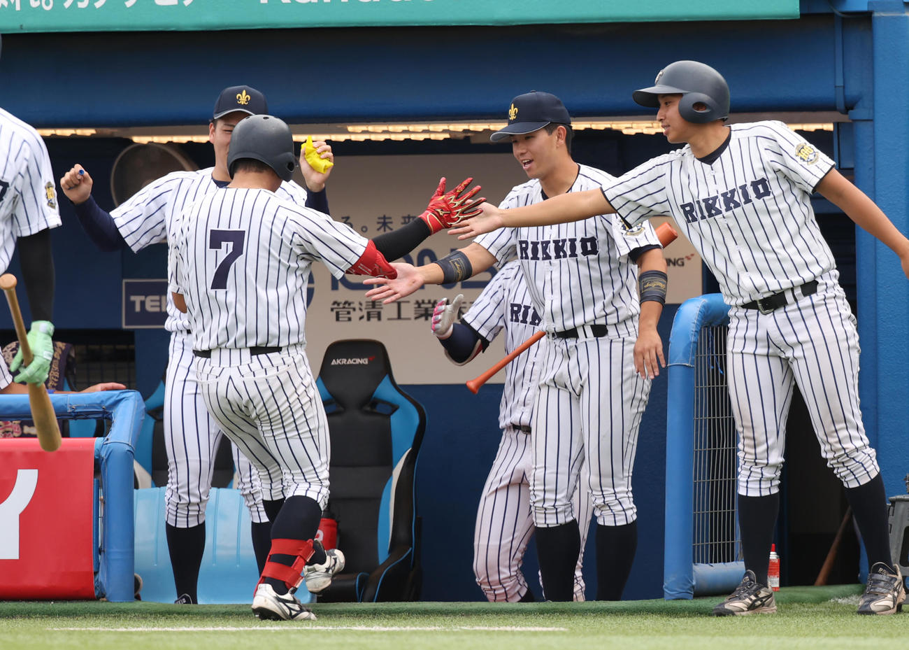 東大対立大　5回裏立大1死一塁、山形は右越えに本塁打を放ちナインの出迎えを受ける（撮影・柴田隆二）