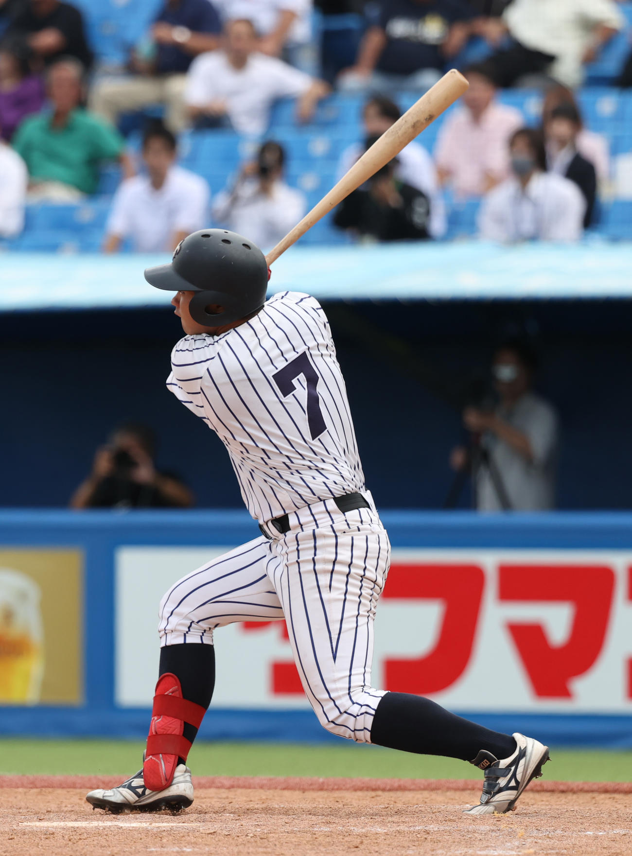 東大対立大　5回裏立大1死一塁、山形は右越えに本塁打を放つ（撮影・柴田隆二）