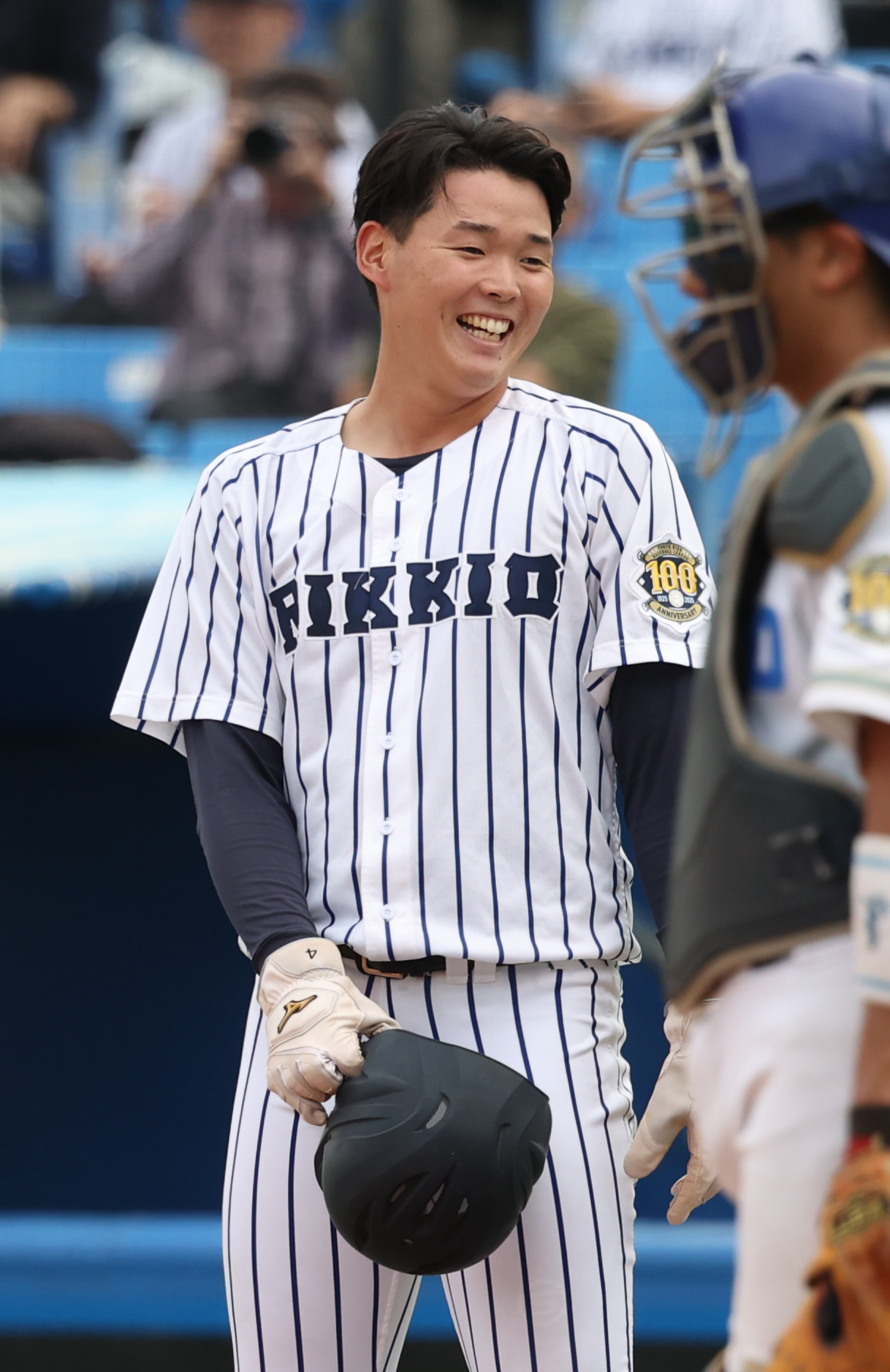 東大対立大　5回裏立大1死一塁、山形の右越えに本塁打に笑顔を見せる立大・小畠（撮影・柴田隆二）