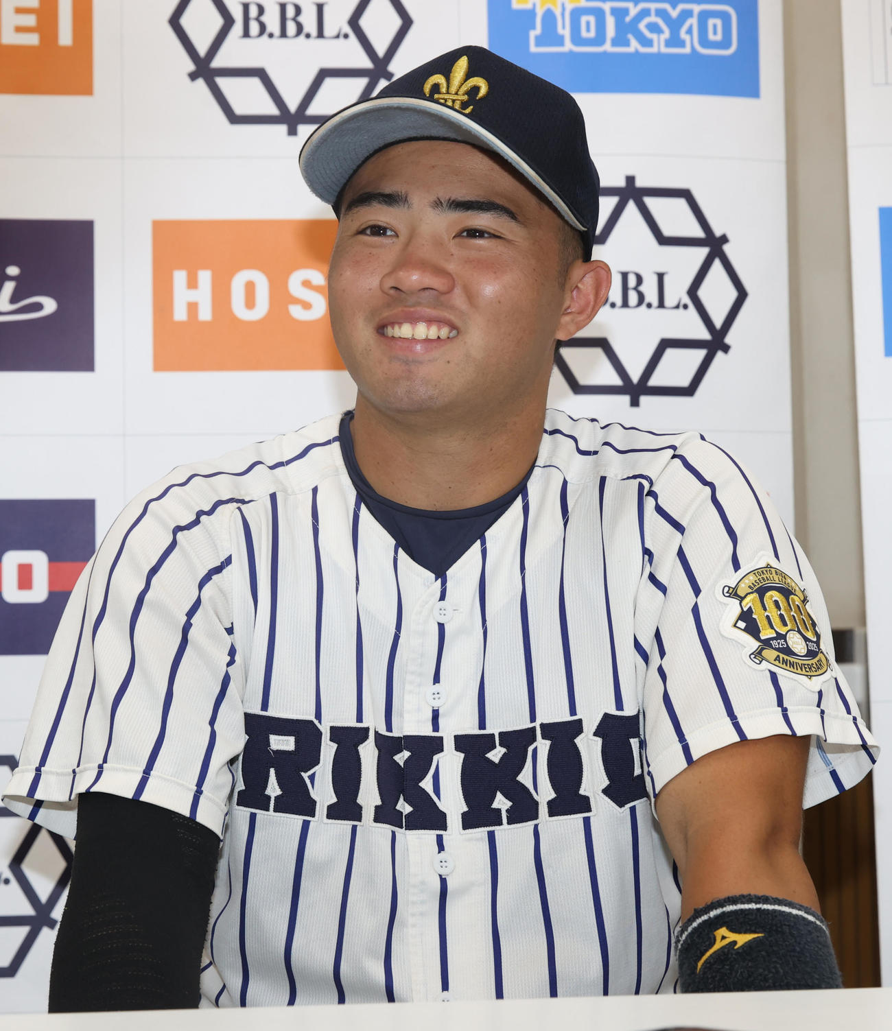 東大対立大　本塁打を放ち笑顔を見せる立大・山形（撮影・柴田隆二）