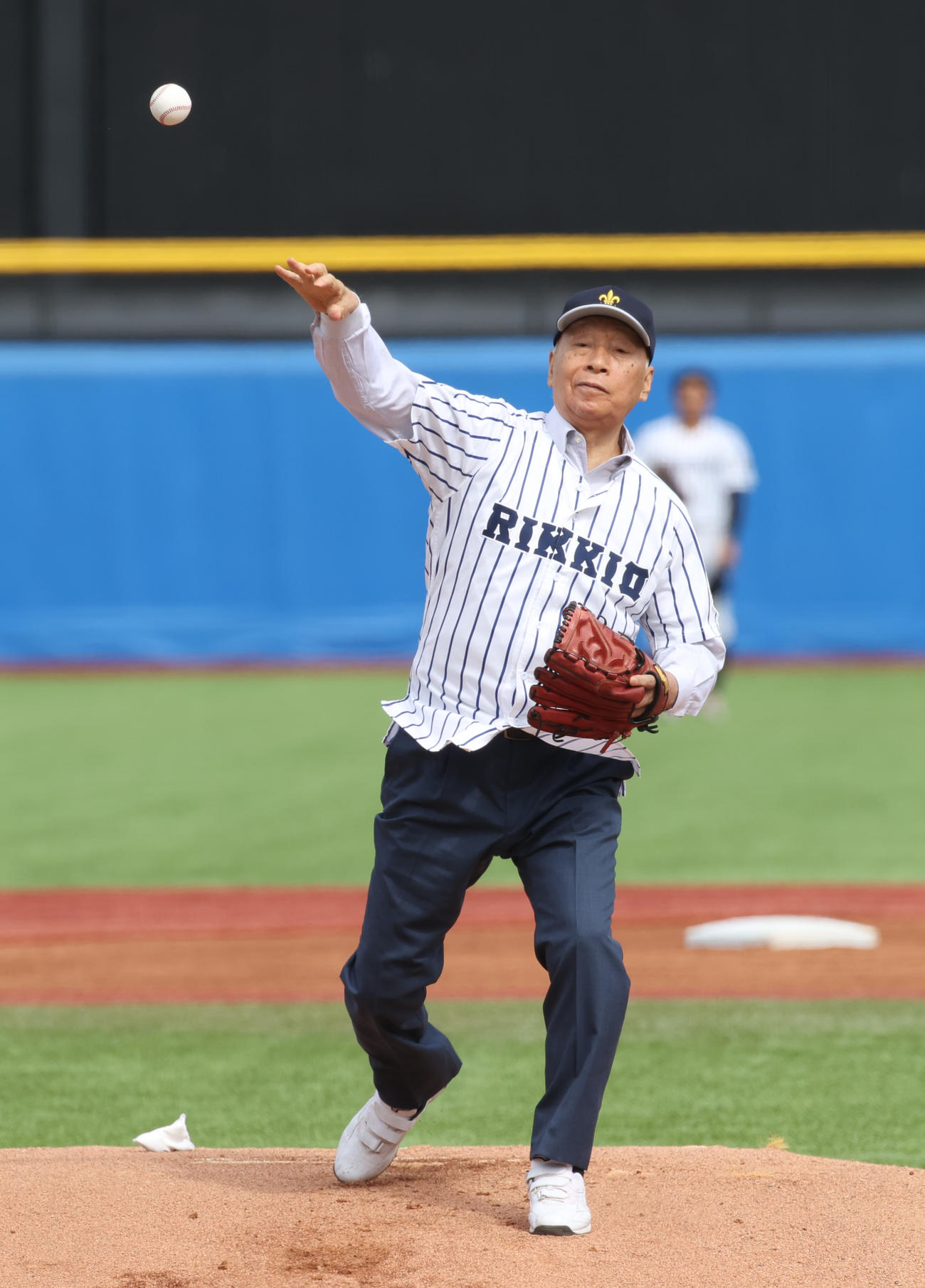 東大対立大　始球式を務めた立大OBの横山忠夫氏（撮影・柴田隆二）
