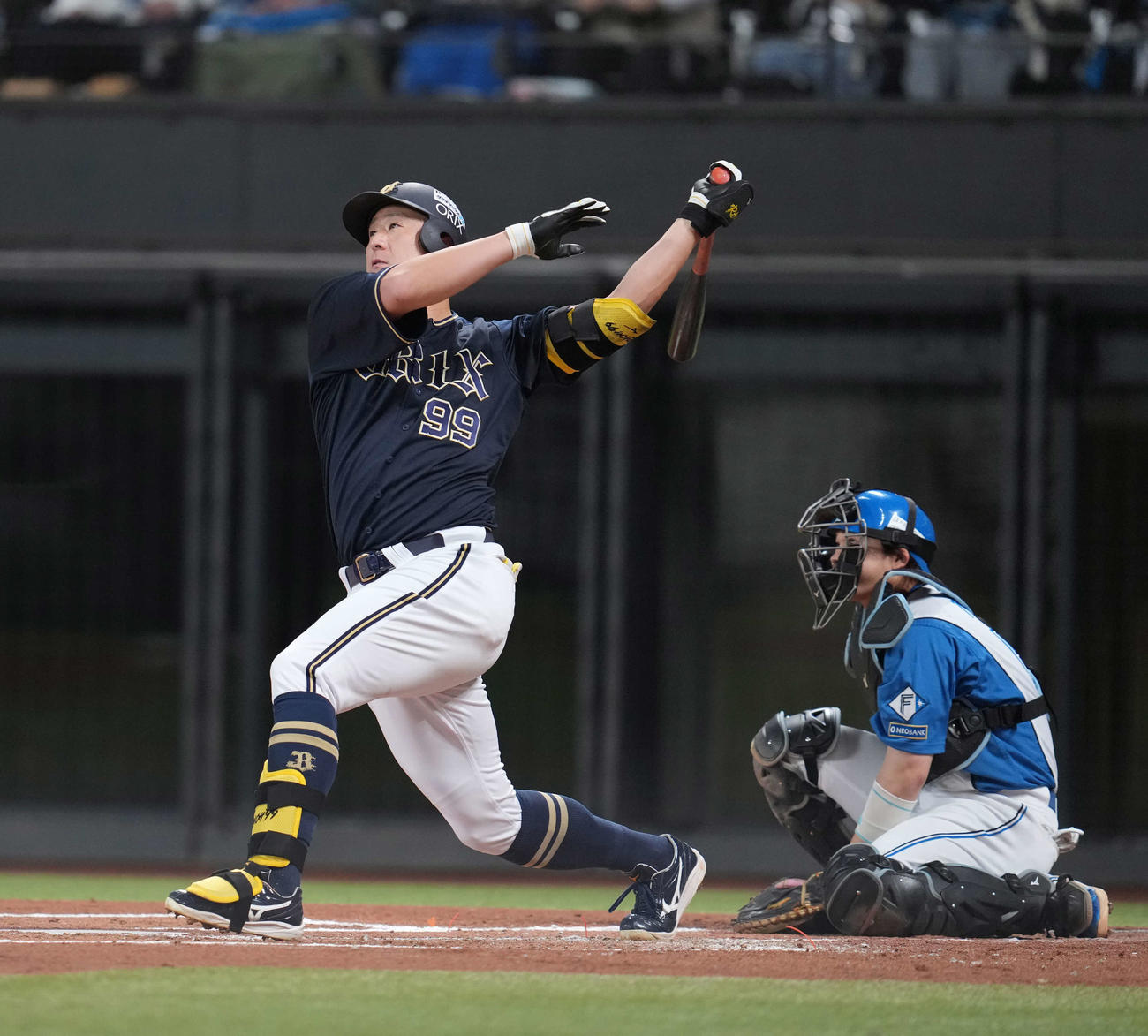 日本ハム対オリックス　2回表オリックス無死、左越え本塁打を放つ杉本（撮影・井上学）