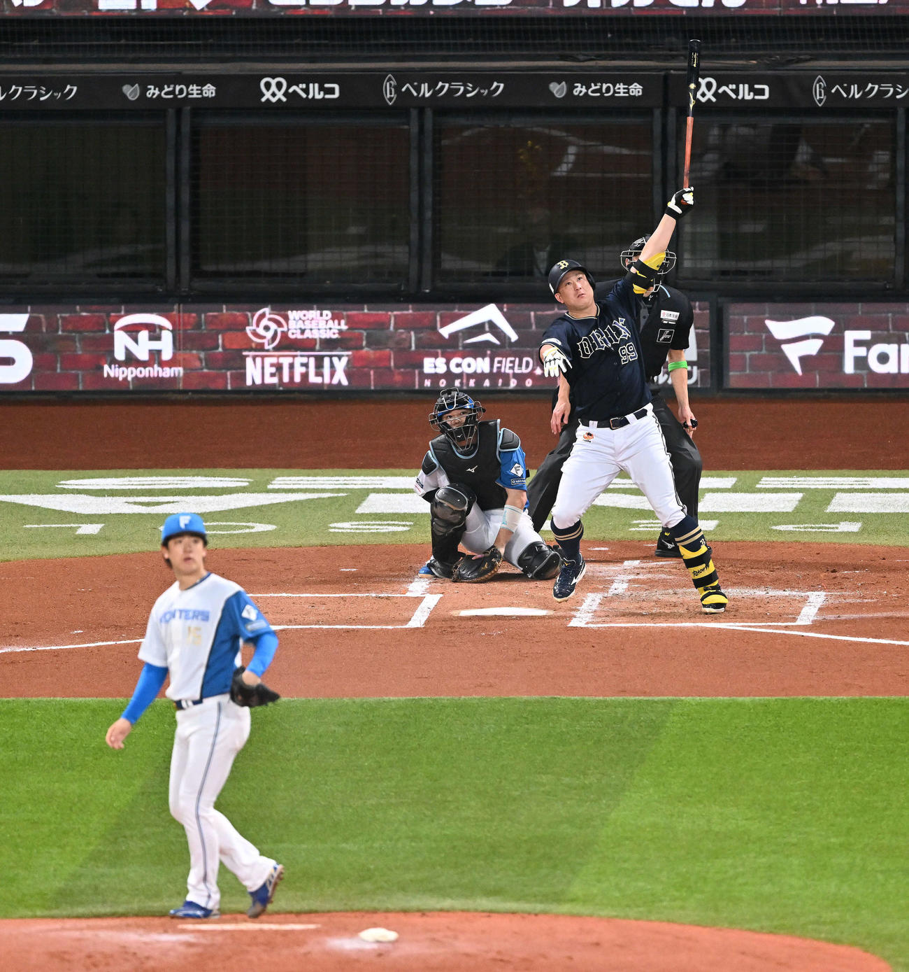 日本ハム対オリックス　2回表オリックス無死、杉本は左中間へ先制ソロ本塁打を放つ。投手北山（撮影・滝沢徹郎）