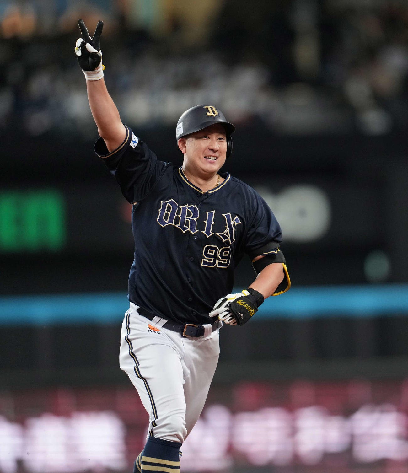 日本ハム対オリックス　2回表オリックス無死、左越え本塁打を放ちベンチに向かってポーズを決める杉本（撮影・井上学）