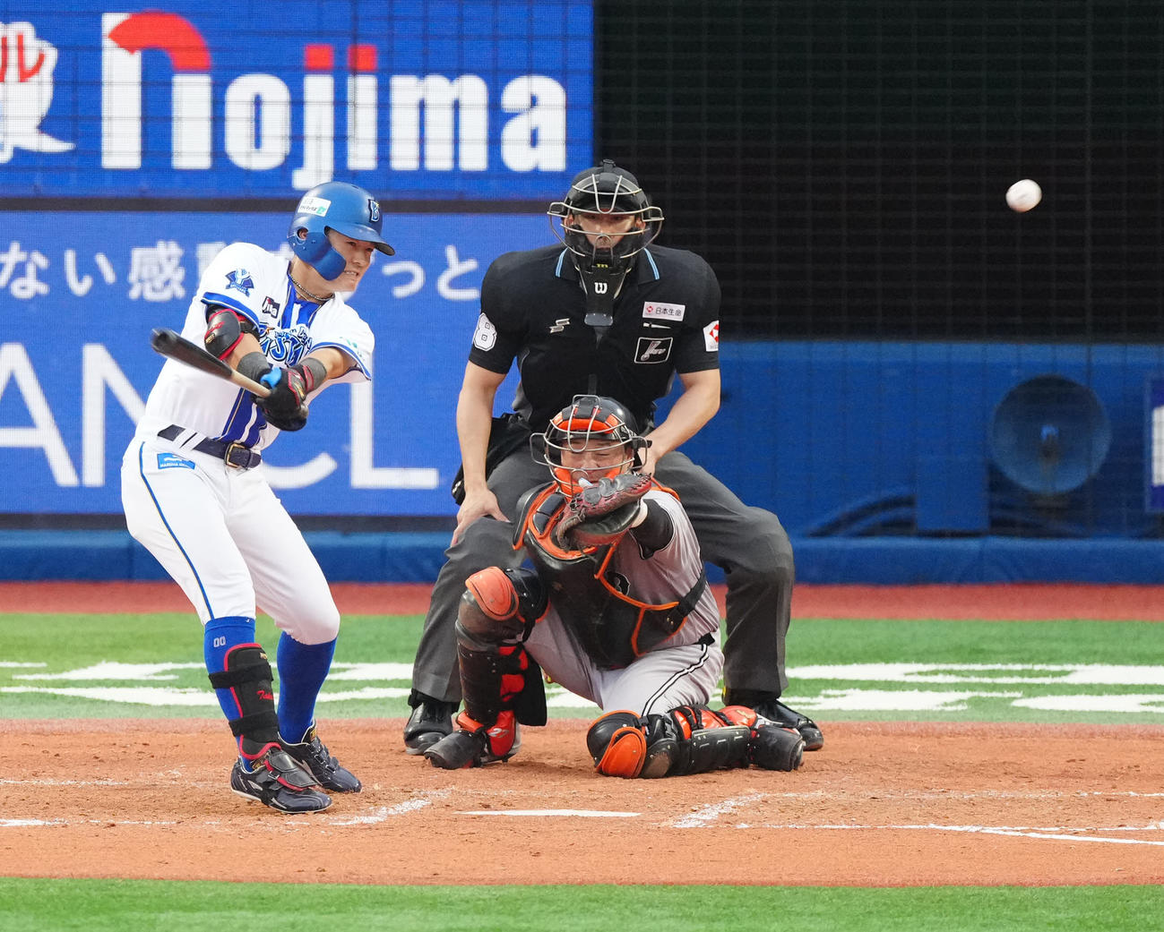 DeNA対巨人　7回裏DeNA1死、中川の18球目をファウルで粘る林（撮影・江口和貴）