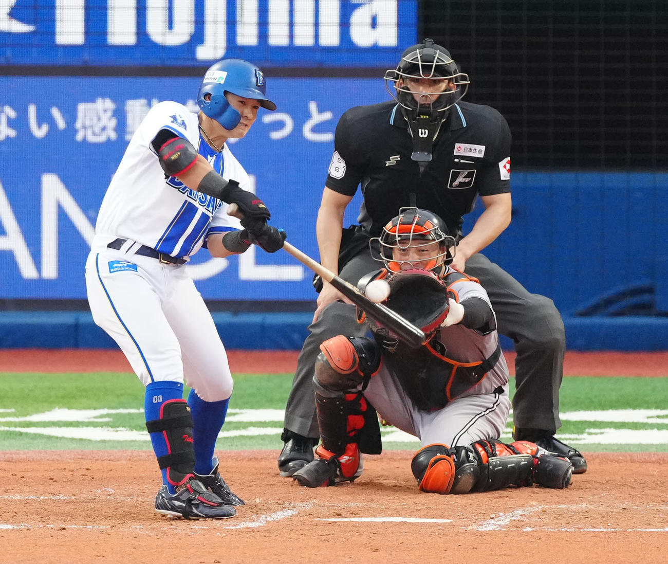 DeNA対巨人　7回裏DeNA1死、中川の18球目をファウルで粘る林（撮影・江口和貴）