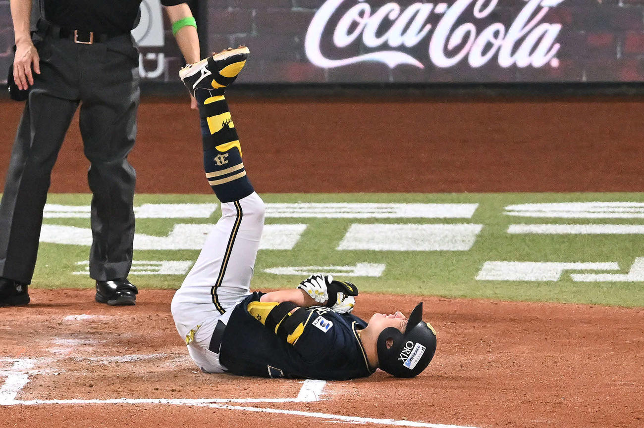 日本ハム対オリックス　6回表オリックス無死一塁、死球を受ける杉本（撮影・滝沢徹郎）