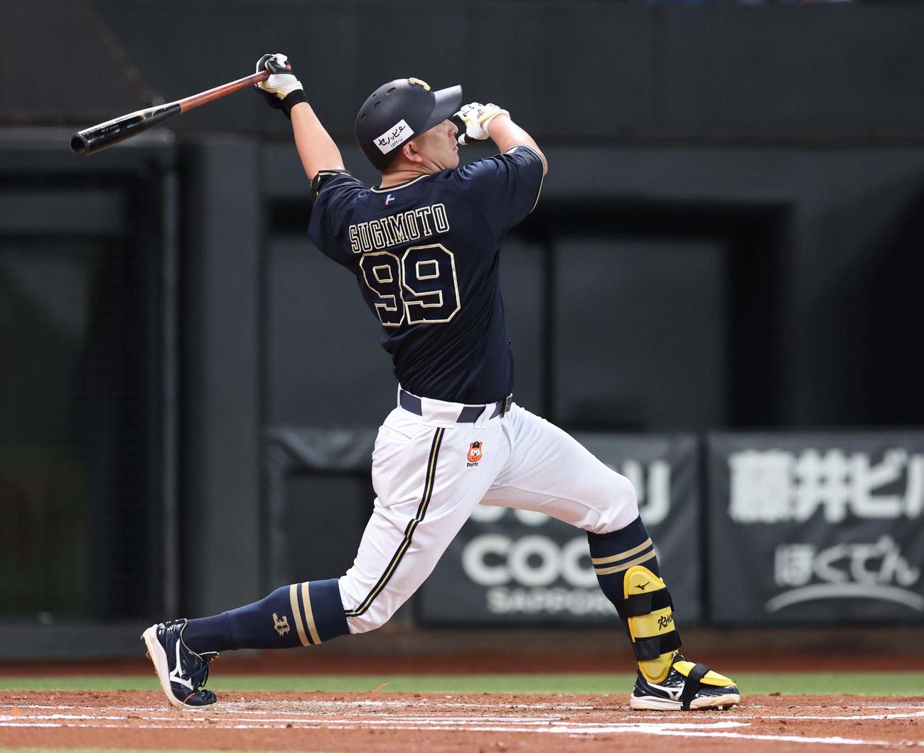 日本ハム対オリックス　2回表オリックス無死、左越え本塁打を放つ杉本（撮影・黒川智章）