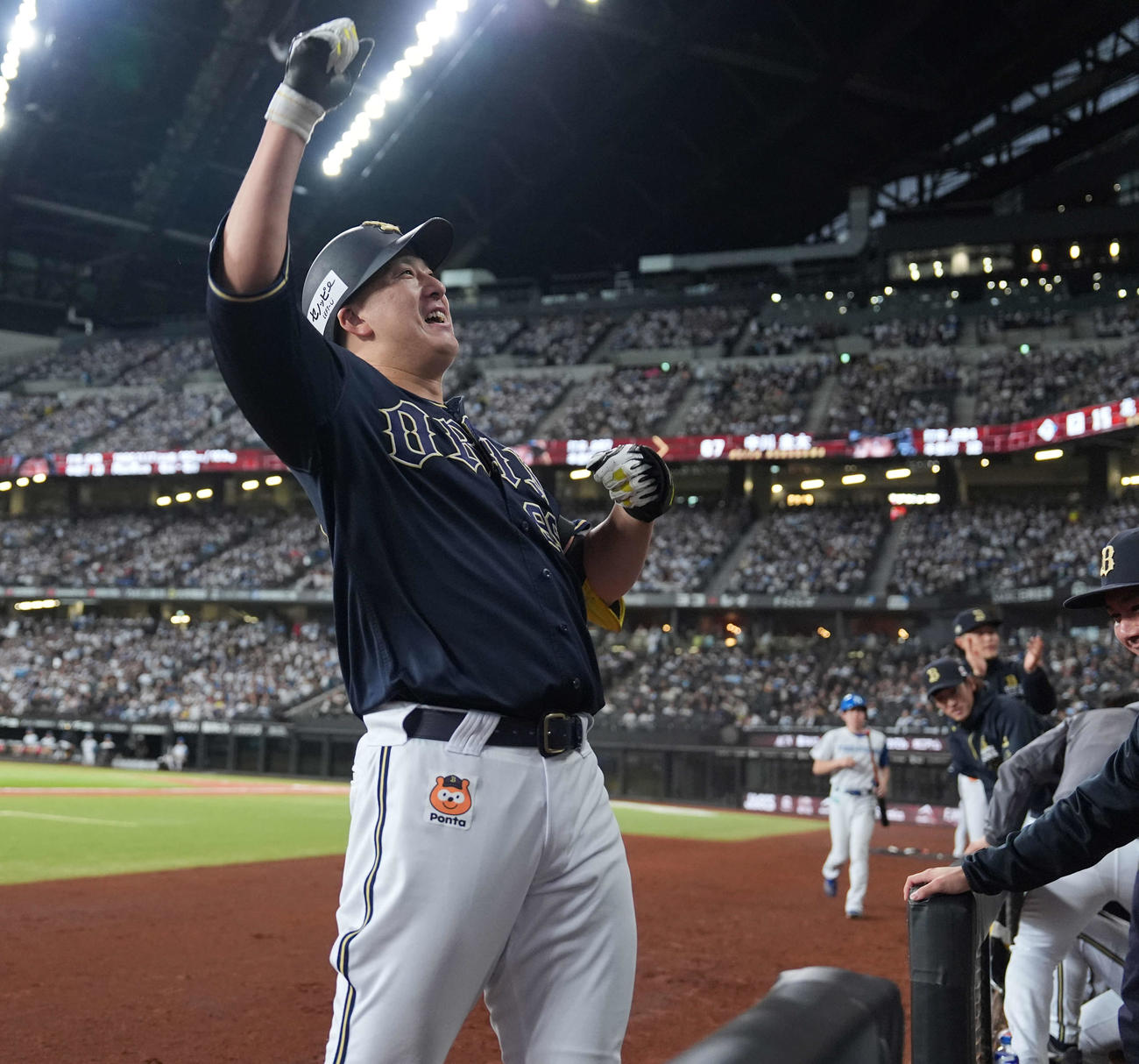 日本ハム対オリックス　2回表オリックス無死、左越え本塁打を放ちスタンドに向かってポーズを決める杉本（撮影・井上学）